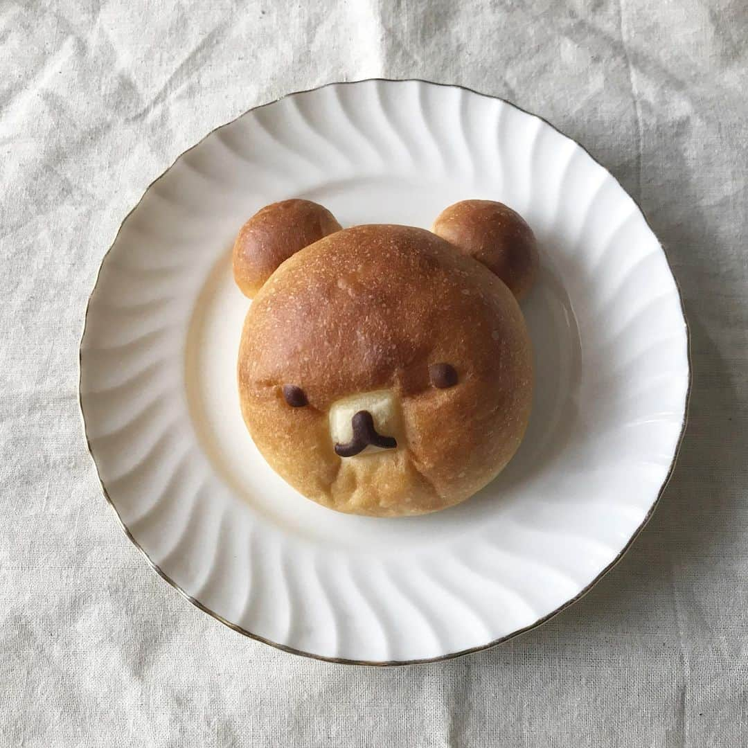 二宮綾海さんのインスタグラム写真 - (二宮綾海Instagram)「🐻 今日はかわいいパンをお持ち帰り♡ 息子となかよく半分こ♪ また買いに行こうね♪  #オリミネベーカーズ #パン屋#クリームパン#くまパン#癒しのパン#パン#面包#东京#oriminebakers #creambread #bread#bakery#tokyo#japan #見ているだけで優しい気持ちになる💛」6月20日 19時11分 - a36umi