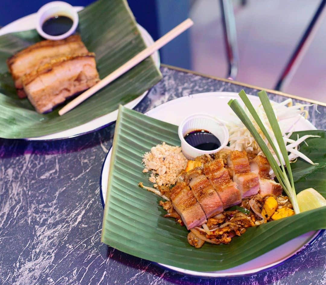 タイ国政府観光庁さんのインスタグラム写真 - (タイ国政府観光庁Instagram)「＜ローカル食堂探訪🥢＞﻿ ﻿ 今回は、バンコク旧市街のパッタイ専門店「パッタイ・ファイタル」へGO😋﻿ ﻿ 「パッタイ・ファイタル」 @padthaifaitalu は、オープンからわずか１年弱で『ミシュランガイド』のビブグルマンに選出された食堂で、「ファイタル＝強火」の意味の通り、強火で一気に炒めるパッタイが絶品と話題🔥﻿ ﻿ おすすめは、豚肉のグリルが乗ったパッタイとエビのパッタイ。もちもちとした麺との相性が抜群です✨﻿ ﻿ #ローカル食堂探訪 #タイ #バンコク #パッタイファイタル #パッタイ #タイ料理 #タイ料理大好き #アジア料理 #ビブグルマン #こんなタイ知らなかった #もっと知りタイ #タイ旅行 #バンコク旅行 #食べるの大好き #食べるの好きな人と繋がりたい #旅好きな人と繋がりたい #旅行好きな人と繋がりたい #thailand #bangkok #padthaifaitalu #padthai #thaifood #thaifoodstagram #thaifoodie #amazingthailand #thailandtravel #thailandtrip #thai #thaistagram #lovethailand」6月20日 19時11分 - amazingthailandjp