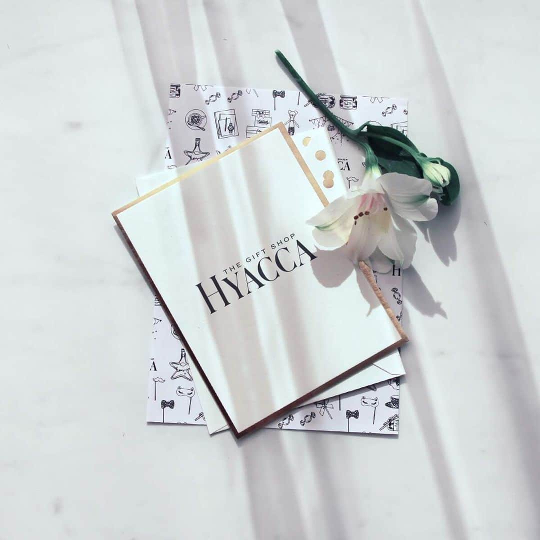 Happy Leafさんのインスタグラム写真 - (Happy LeafInstagram)「＼姉妹ブランド 引き出物宅配 HYACCA のご紹介♪／﻿ 『もらって嬉しい』を贈るならトレンドとこだわりを詰めこんだ HYACCA の引き出物宅配 🎁✨﻿ ﻿ 《引き出物宅配で嬉しいHYACCAのサービス✨》﻿ ☑︎ 自由組み合わせが可能♪﻿ HYACCAでは、引き出物・引き菓子・プラス1品を自由に組み合わせて引き出物宅配ができます。2品、3品、4品とゲストに合わせて品数も変えられるので、ゲストに合わせて贈り分けがしやすくオススメ◎﻿ ﻿ ☑︎ オリジナルギフトボックスをご用意♪﻿ HYACCAオリジナルギフトボックス EspeciallyBox は、コンセプトごとにHYACCAが厳選したギフトをセットにしてお届けします。箱やリボン、ギフトを開けた瞬間にもこだわったEspeciallyBoxで、大切な方へ、普段よりちょっと特別なひとときをギフトと一緒に贈りませんか？﻿ ﻿ ■ Especially Box/Aurora オーロラ［ヒャッカ］　¥5,000 + tax﻿ ﻿ 💐引き出物宅配 について詳しくは﻿ @hyacca_gift のURLよりチェック！﻿ ﻿ ＿＿＿＿＿＿＿＿＿＿＿＿＿＿＿＿＿＿＿＿＿＿＿＿＿﻿ 💎ショールームのご案内💎﻿ ﻿ HYACCAの商品は @wedding_lounge_tokyo でご覧になれます。アイテムについてわからないことや不安な点はスタッフが丁寧にご説明します。﻿ 週末はぜひWEDDING LOUNGE TOKYOへ。﻿ ﻿ ・土日祝日のみ営業 営業時間 12:00～17:00﻿ ※事前予約不要﻿ ＿﻿ ﻿ #hyacca #ヒャッカ #大人婚 #令和婚 #令和花嫁 #関東花嫁 #関西花嫁 #京都花嫁 #大阪花嫁 #ヒキタク #引き出物宅配 #引出物宅配 #卒花嫁 #プレ花嫁 #オリジナルウエディング #プレ花嫁さんと繋がりたい #日本中のプレ花嫁さんと繋がりたい #結婚式準備 #結婚式準備記録 #引き出物選び #引菓子 #内祝い #ちーむ0914 #ちーむ1019 #プチギフト #プチギフト候補 #プチギフト迷子 #ウェディングギフト #ハッピーリーフ #happyleaf_wedding﻿」6月20日 19時27分 - hyacca_wedding