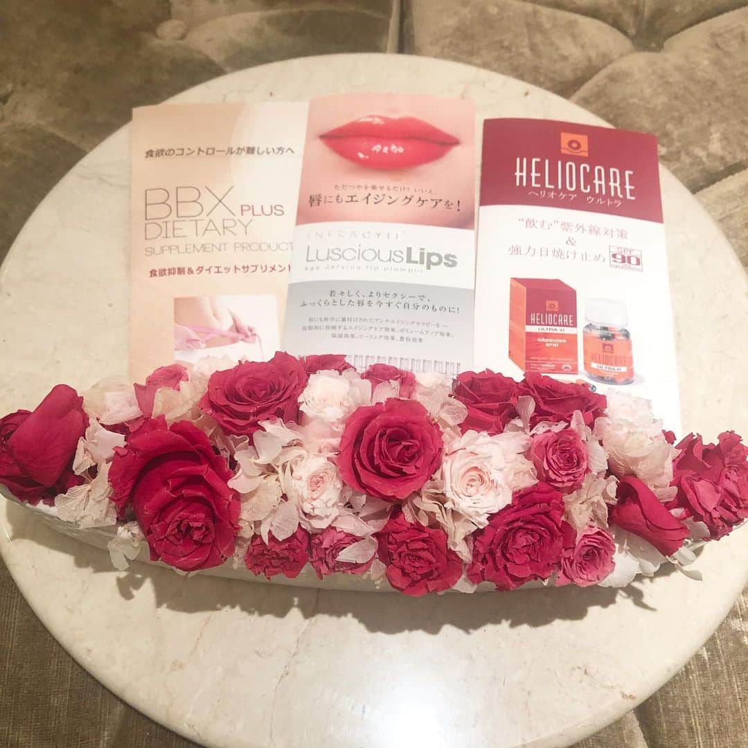 佐藤エリさんのインスタグラム写真 - (佐藤エリInstagram)「♡ . . エイトビューティクリニックで脱毛とプラセンタ痩身高濃度ビタミン点滴をしてきたよー(*ﾟ▽ﾟ*) 美肌や痩身以外にも、二日酔いにきく点滴注射もあるみたいだから、その日の体調に合わせて組み合わせれて便利✨ . . 全員プレゼントでもらえるラシャスリップ、前は色付きを使ってたけど透明が一番いい感じ♡💄 一番人気も透明らしい😊 やっぱり何色の口紅の上からでも合わせられていいよね✨ いつも持ち歩いてる💕 . . 最近また暑くてたくさん日焼けしたから、点滴で体の中からまめにケアをオススメします🌈🏄‍♀️👙 . . #エイトビューティークリニック #脱毛 #医療脱毛 #美容クリニック #新宿 #新宿御苑前 #プラセンタ #ラシャスリップ #白玉点滴 #高濃度ビタミンC」6月20日 19時20分 - eririn.chan