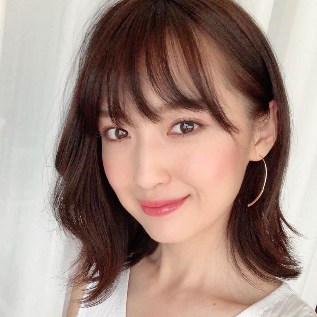 花岡維生のインスタグラム：「髪切りました💇‍♀️💖 カラーとカットをしてくださったのは、 @sui_hairsalon の @yoshiyukifukase さん☺️✨ いつも大満足のヘアスタイルにしてくださり、ありがとうございます🙇‍♀️❣️ #イメチェン #ヘアメンテ #haircolor #hairstyle #haircut #ミディアムヘア #夏髪 #2019ss #ボブ #ヘアスタイル #ヘアカタログ #ヘアカット #バッサリ #バッサリカット#ヘアチェンジ」