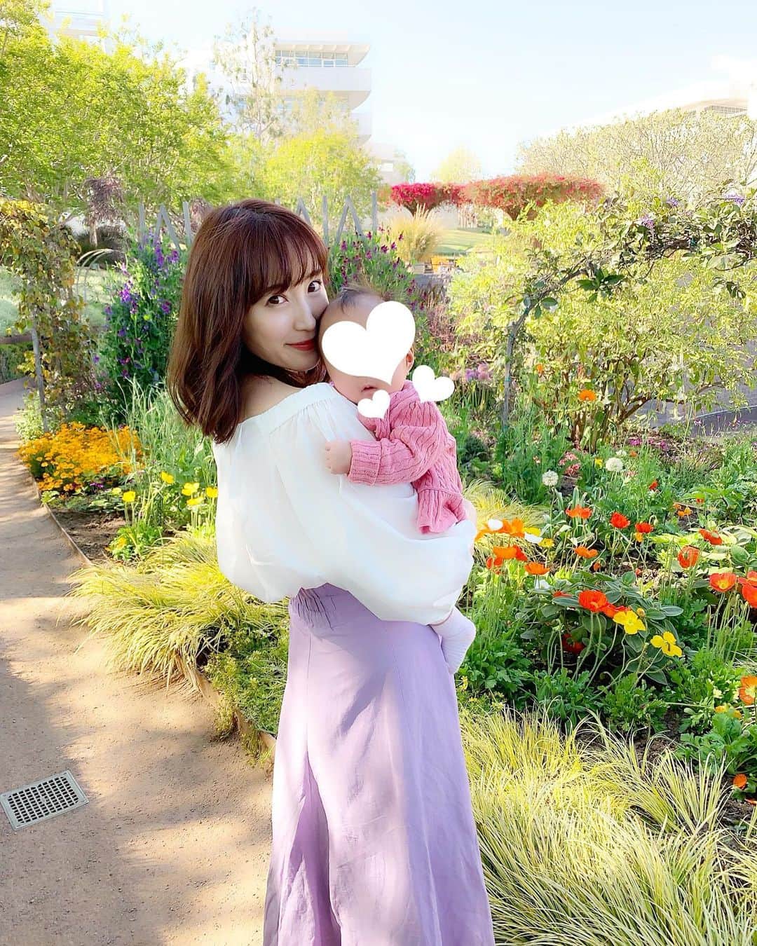 小林真由のインスタグラム：「⋆﻿ ⋆﻿ あっという間に7ヶ月！👶🏼﻿ 出来ることが増える度 ﻿ 喜びと日々寂しい気持ちにもなったり🌼﻿ このぷくぷく感も﻿ じっと抱かれててくれるのも﻿ 今だけと思って満喫しよう💪🏻笑﻿ ﻿ #生後7ヶ月 #女の子 #ベビー #女の子ママ #ママコーデ #コーデ #フレイアイディー  #夏服 #ファッション #2ヶ月前の写真📷 #あっという間」
