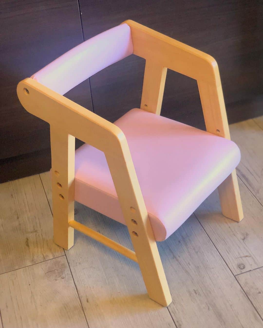 kidzoo+さんのインスタグラム写真 - (kidzoo+Instagram)「座面にPVCを張った子供椅子。座面が汚れてもすぐに拭けば簡単に落ちます。肘付きで、お子様のお尻をすっぽり包んでくれます。 座面が3cm幅で2段階に高さ調節ができます。座面高さ(約)：（上）25cm/（下）22cm。  店舗にて1台限定で、アウトレットで販売中。 【Kidzoo(キッズーシリーズ)PVCチェアー(肘付き)】 商品の詳細はプロフィールのURLからご覧いただけます！ ☛ @kidzooplus  #アウトレット #kidzooplus #kids #玩具屋 #キッズチェア #名古屋市名東区 #家具 #子供用家具」6月20日 19時24分 - kidzooplus