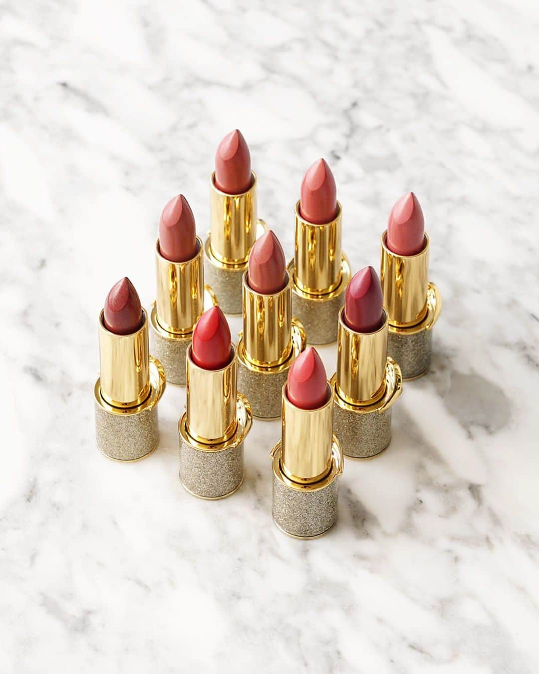 パット・マグラスさんのインスタグラム写真 - (パット・マグラスInstagram)「LIPSTICK WISHES DO COME TRUE⚡⚡⚡ Entranced by @BEAUTYLOOKBOOK’s #PMGlablove showcasing the 9 *NEW* #BlitzTrance Lipsticks⚡⚡⚡ THANK YOU for this EPIC snap! – xxPat. SHOP NOW at PATMcGRATH.COM」6月21日 0時57分 - patmcgrathreal