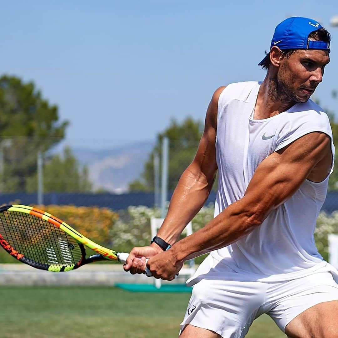 ラファエル・ナダルさんのインスタグラム写真 - (ラファエル・ナダルInstagram)「Seguimos con los entrenamientos en el @mallorcaopen preparando @wimbledon 💪🏻😉🎾🌞😎」6月20日 19時30分 - rafaelnadal