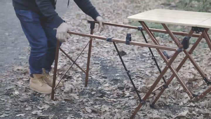 Coleman Japanのインスタグラム：「🎥 Coleman Camp Gear Vol.7🏕 使い勝手の良さを徹底的に追及したゆとりのある広さのキッチンテーブル。 ・ ・ ・ #灯そうColeman #灯そうコールマン #灯そう #Coleman #コールマン #Camp #キャンプ #Outdoor #アウトドア #コンフォートマスターワンタッチキッチンテーブル」