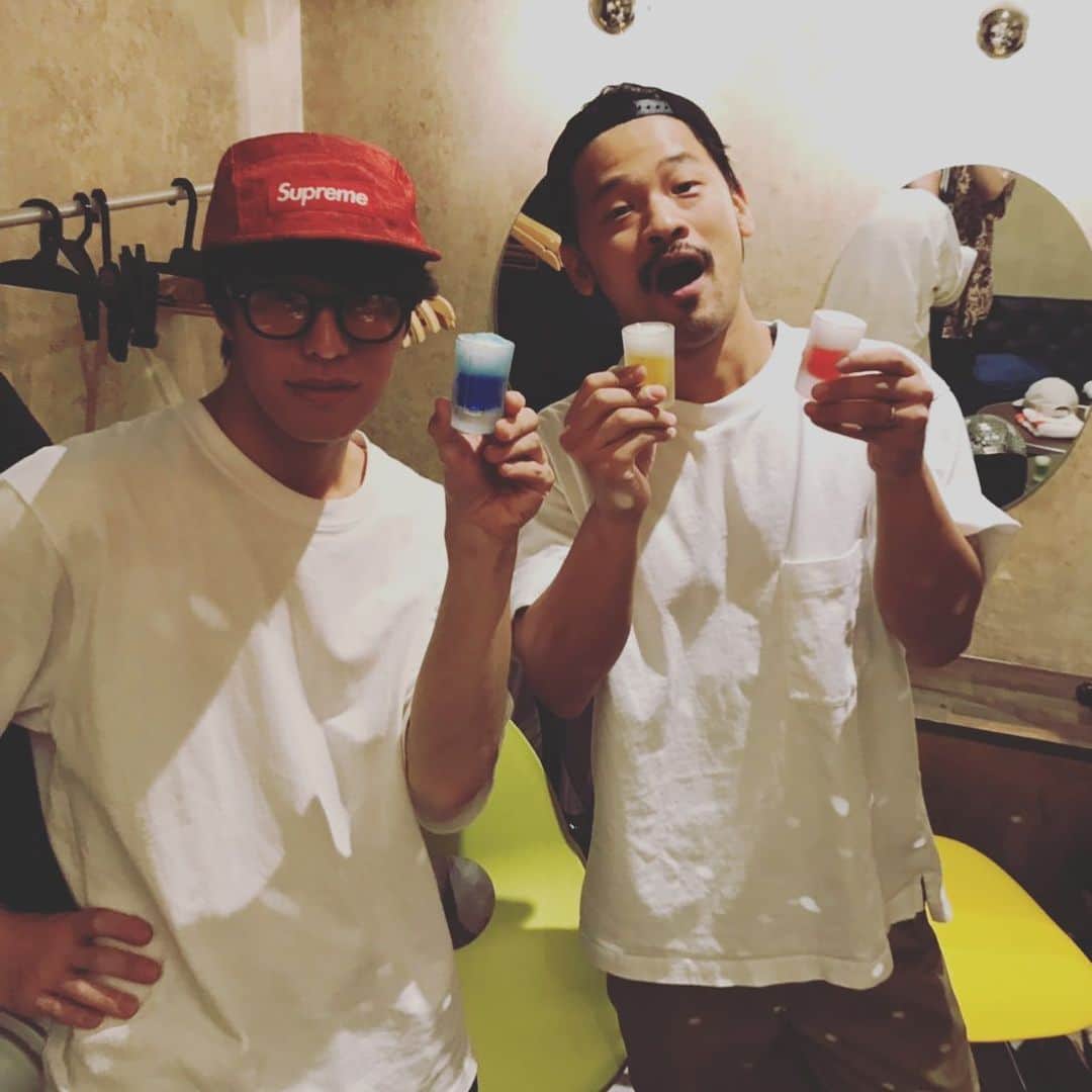 石川龍のインスタグラム：「本日6/20（木）"下北沢LIVEHOLIC"4周年記念イベントに出演するザ・チャレンジと"Music Bar ROCKAHOLIC下北沢"とのコラボ・ドリンク！色は可愛いけど、ウォッカベースでアルコールは少し高め。そして美味しいぃ！ご来場の皆さん、ぜひチャレンジしてみてください！ #ザチャレ」