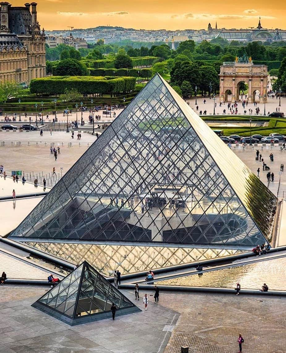 ルーブル美術館さんのインスタグラム写真 - (ルーブル美術館Instagram)「. 🇫🇷[CONCOURS PHOTO] - Merci @gogojungle pour cette belle capture de la Pyramide et ses jeux de transparence ! 💎 - 📷 Vous aussi, partagez votre plus belle photo de la Pyramide du Louvre avec le #30ansPyramide jusqu’au 30 juin ! - 🎁 Les gagnants remporteront un des trois lots offerts par @boutiquesdemusées : une estampe JR au Louvre (@ateliersdartdesmuseesnationaux), une tasse anamorphose JR X Bernardaud ou un T-shirt JR Pyramide du Louvre X Homecore. A vos appareils photo ! 👊🏻 ——— 🌎 [PHOTO CONTEST] - Thanks to @gogojungle for this great shot of the Pyramid! 🔺 - 📷 Share your best pictures of the Pyramid with the #30ansPyramide on Instagram before June 30, 2019! - 🎁 The winners will receive one of the 3 gifts offered by @boutiquesdemusées : An engraving JR at the Louvre (@ateliersdartdesmuseesnationaux), an anamorphic cup JR X Bernardaud, or a T-shirt JR Pyramid of the Louvre X Homecore. Grab your camera! 👊🏻 . . . #MuséeDuLouvre #LouvreMuseum #Louvre #PhotoContest #ConcoursPhoto #PyramideDuLouvre #LouvrePyramid #IeohMingPei」6月20日 19時32分 - museelouvre