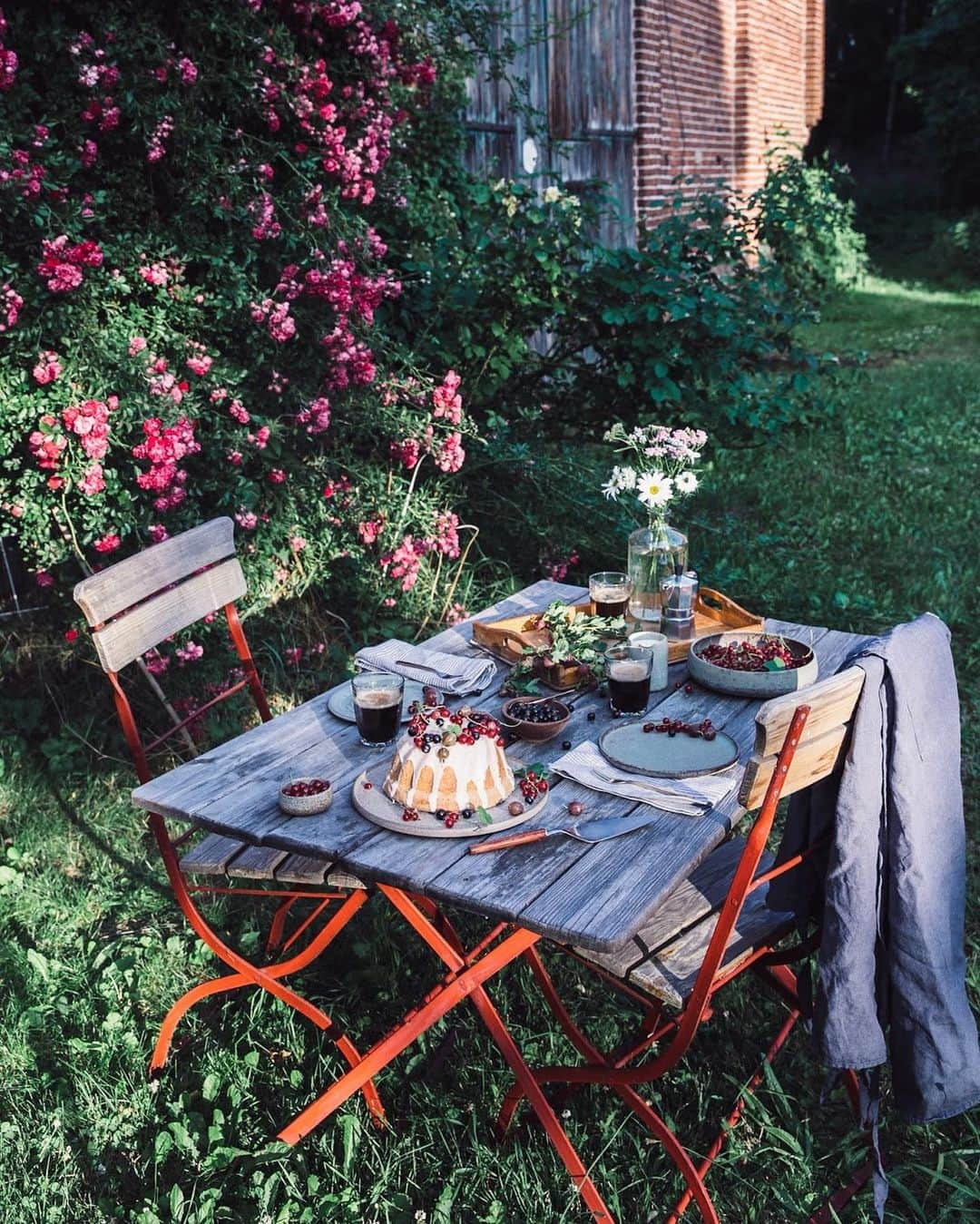 Our Food Storiesさんのインスタグラム写真 - (Our Food StoriesInstagram)「When the roses are in full bloom in the garden 🥰 The recipe for this delicious gluten-free coconut bundt cake is on the blog, link is in profile. Have a lovely day guys🌸#ourfoodstories_countryside  ____ #foodphotographer #foodstylist #gardenista #inmygarden #gardeninspiration #gardeninspo #gardenista #houseandgarden #countrysidewalk #countrysideliving #countrysidelife #simplejoys #saveurmag #fellowmag #germanfoodblogger #glutenfri #glutenfrei #glutenfreerecipes #summervibes」6月20日 19時33分 - _foodstories_