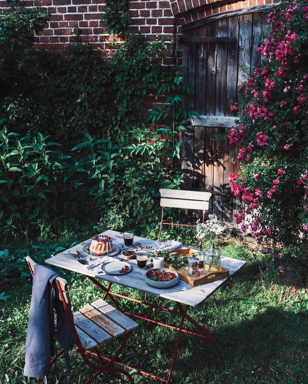 Our Food Storiesさんのインスタグラム写真 - (Our Food StoriesInstagram)「When the roses are in full bloom in the garden 🥰 The recipe for this delicious gluten-free coconut bundt cake is on the blog, link is in profile. Have a lovely day guys🌸#ourfoodstories_countryside  ____ #foodphotographer #foodstylist #gardenista #inmygarden #gardeninspiration #gardeninspo #gardenista #houseandgarden #countrysidewalk #countrysideliving #countrysidelife #simplejoys #saveurmag #fellowmag #germanfoodblogger #glutenfri #glutenfrei #glutenfreerecipes #summervibes」6月20日 19時33分 - _foodstories_