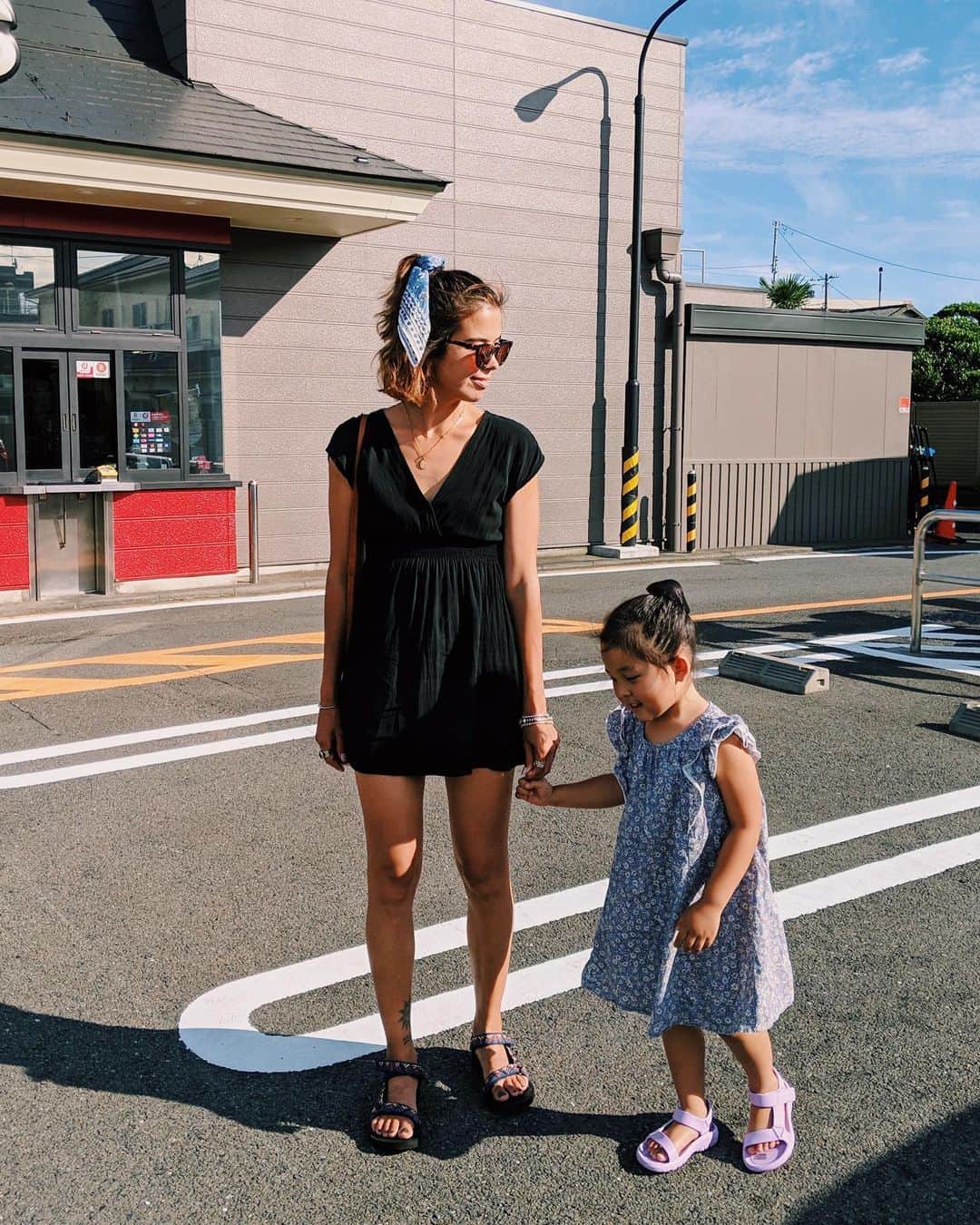 のインスタグラム：「🥤♥️ ・ ・ バレエのレッスンの帰り🧚🏼‍♀️ ・ エマのバレエしてる姿を見るのが 週1の癒し☺️💓 ・ ・ 普段、柄物の服よりもシンプルが多いから足元は派手な @tevajapan 💙💚 ・ Emmaは大好きなパープルにしたよ💜 ・ ・」