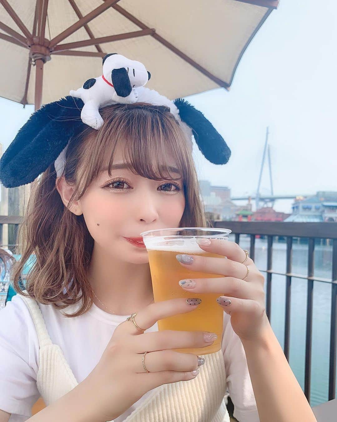 りなてぃさんのインスタグラム写真 - (りなてぃInstagram)「﻿ ﻿ ﻿ ﻿ バタービールじゃないよ、ビールだよ🍺。﻿ ﻿ そんなに得意じゃなくて、ハイボールと迷ったんだけど﻿ ユニバで飲むビールなんて絶対おいしいやん☺️💓ってことで（笑）﻿ ﻿ ﻿ 飲んでく顔の変化をお楽しみください...（笑）﻿ ﻿ ビール🍺って、どれがおいしいの？🤔﻿ おすすめあったら教えてください😂💓﻿ ﻿ ﻿ tops〻 @milaowen_official  bustier〻 @acym_official ﻿ ﻿ カチューシャなに買うか全然決めてないときは﻿ とりあえず白で行けばいいと思ってる（笑）﻿ ﻿ ﻿ ﻿ あとカラコンの質問最近多いんだけど、﻿ ハイライトのメイクのところにまとめてあります💓﻿ 最近は⑤を使ってることが多いよ〜！﻿ ちょっと前に新しいの頼んだんだけどまだ届いてない👉🏻👈🏻﻿ ﻿ ﻿ #ユニバ #usj #ユニバーサルスタジオジャパン﻿ #スヌーピー #カチューシャ #ミラオーウェン」6月20日 19時37分 - rinatea_25