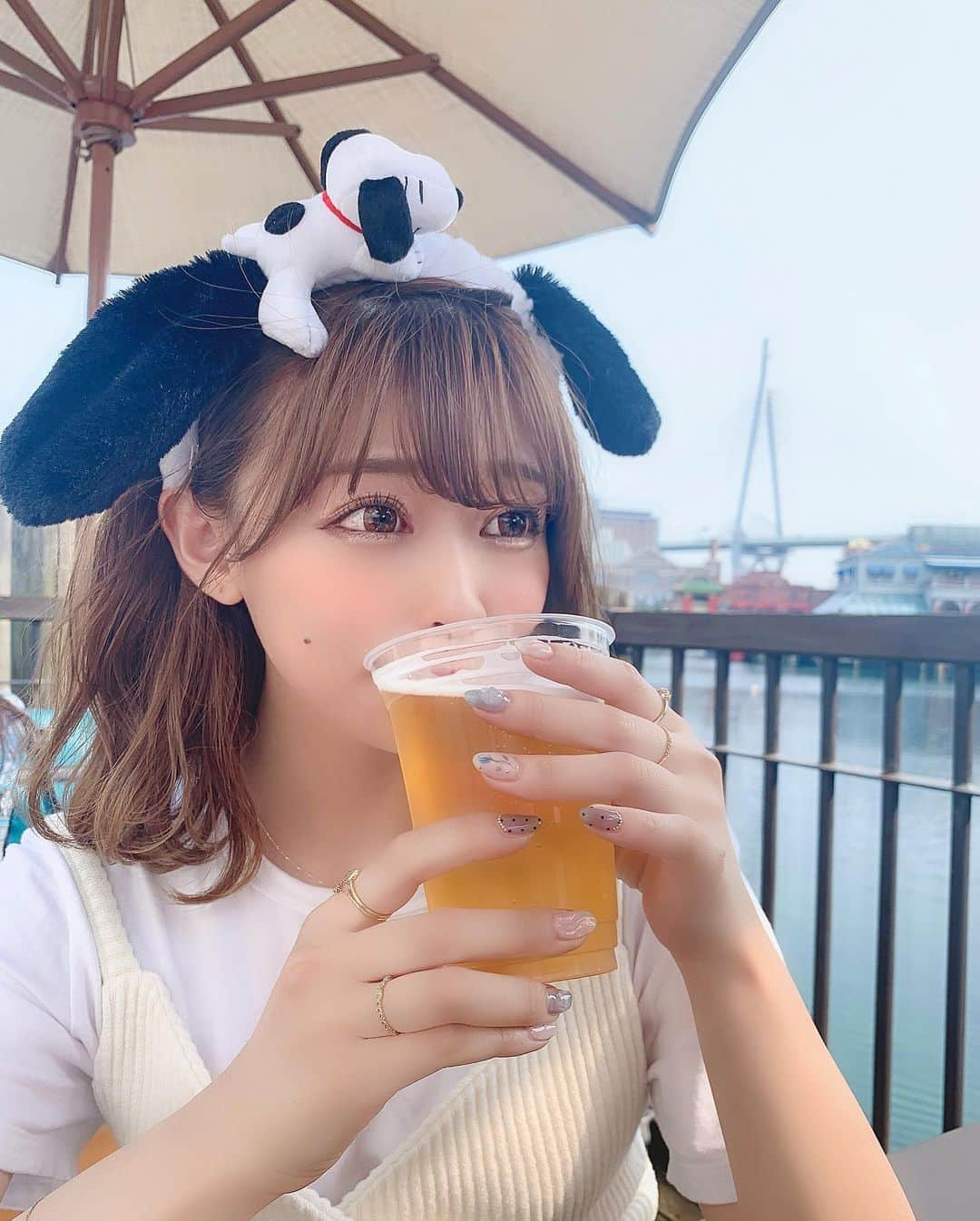 りなてぃさんのインスタグラム写真 - (りなてぃInstagram)「﻿ ﻿ ﻿ ﻿ バタービールじゃないよ、ビールだよ🍺。﻿ ﻿ そんなに得意じゃなくて、ハイボールと迷ったんだけど﻿ ユニバで飲むビールなんて絶対おいしいやん☺️💓ってことで（笑）﻿ ﻿ ﻿ 飲んでく顔の変化をお楽しみください...（笑）﻿ ﻿ ビール🍺って、どれがおいしいの？🤔﻿ おすすめあったら教えてください😂💓﻿ ﻿ ﻿ tops〻 @milaowen_official  bustier〻 @acym_official ﻿ ﻿ カチューシャなに買うか全然決めてないときは﻿ とりあえず白で行けばいいと思ってる（笑）﻿ ﻿ ﻿ ﻿ あとカラコンの質問最近多いんだけど、﻿ ハイライトのメイクのところにまとめてあります💓﻿ 最近は⑤を使ってることが多いよ〜！﻿ ちょっと前に新しいの頼んだんだけどまだ届いてない👉🏻👈🏻﻿ ﻿ ﻿ #ユニバ #usj #ユニバーサルスタジオジャパン﻿ #スヌーピー #カチューシャ #ミラオーウェン」6月20日 19時37分 - rinatea_25