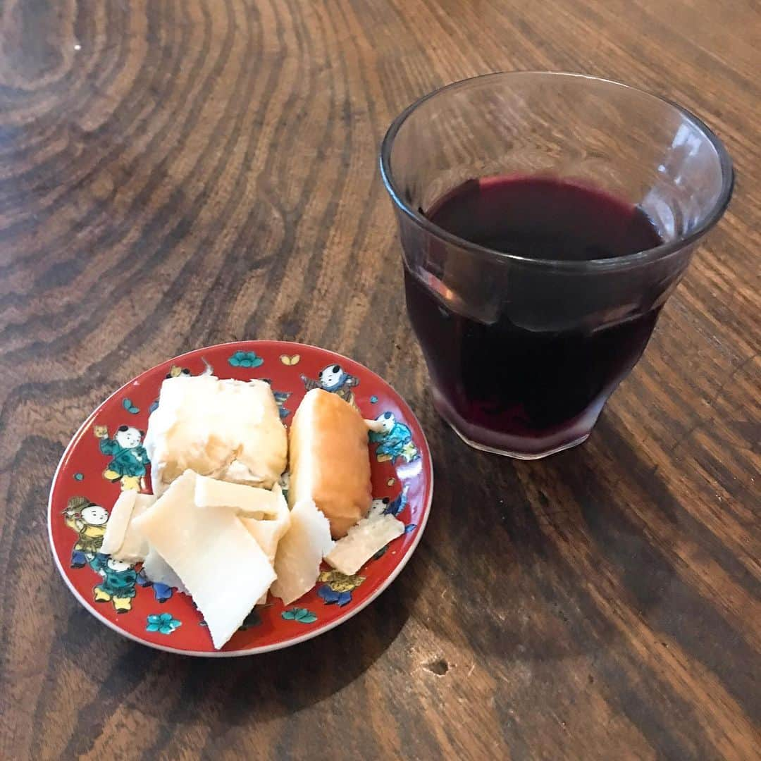 金巻ともこさんのインスタグラム写真 - (金巻ともこInstagram)「チーズ3点盛りとワイン #wineandcheese  #ブリー #Brie #パルミジャーノ #parmigiano #トゥルーデュクリュ #TrouduCru #紙パックワイン #おうち晩酌 #ひとり晩酌 #おうちごはん金巻」6月20日 19時38分 - tomotomoco