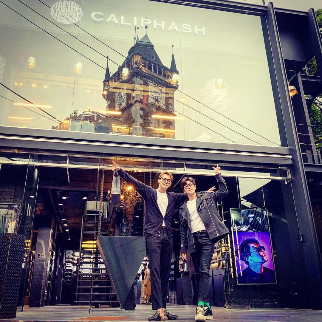 DINDINさんのインスタグラム写真 - (DINDINInstagram)「옛 패셔니스타 상혁이형이랑 하하형 @caliphash_official 선글라스 매장 다녀옴 😎  #caliphash #하하 #딘딘 #김상혁 #오빠네라디오 #옛패셔니스타 #구찌벙거지 #페라가모체인목걸이 #버버리블랙라벨 #리바이스레드탭 #타입원 #아디다스캐나다져지 #김상혁ck타투백 #김상혁구찌백팩 #유행시켰던 #우리형 #세월이야속하다」6月20日 19時38分 - dindinem