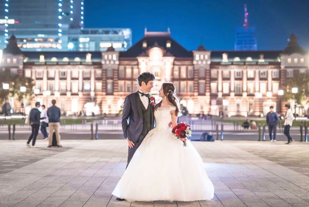 小野恵美さんのインスタグラム写真 - (小野恵美Instagram)「まだ載せてなかったので、こちらもご紹介と感謝を込めて…🕊 ・ 前撮りを東京でもさせてもらいました💐✨ カメラマンは、念願の大人気 @marthgraphy のAGさんです！ さすが✨の一言！とっても素敵な写真ばかり💕 10月の日曜日に撮影でした。 冬に結婚式を挙げるかたの前撮りには、暑くもなく寒くもなくおススメの時季ですよ😊 ・ ヘアメイクは、AbemaTVでお世話になってから、前撮りはこの人に頼むと決めていた荻山夏海さん @hairmake_kaunaloa 💕 挙式本番とは違ったフワフワのドレスとナチュラルな髪型にしていただき、大満足☺️ ・ お二人のおかげで幸せな撮影でした。ありがとうございました！！ ・ ・ ドレスとタキシードは @annie_bridal_tokyo アクセサリーは @lumiere1shop ・ ちなみにブーケとブートニアは造花で、私の手作りです🌹 写真は、ウェルカムスペースやオープニングムービーに沢山使わせていただきました🕊 #結婚式 #wedding #花嫁  #帝国ホテル #帝国ホテルウェディング #imperialhotel #インペリアルウェディング #インペリ婚 #帝国花嫁 #ウェディング #emi1222wedding #前撮り #東京駅前撮り #丸の内前撮り #フォトウェディング　#美人花嫁図鑑」6月20日 19時47分 - onoemi_official