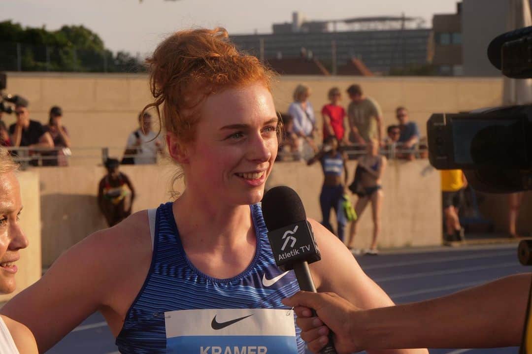 マチルドU・クラマーのインスタグラム：「Det var som altid en fornøjelse at løbe til Copenhagen Athletic Games og sikke en stemning på stadion! 💙 . Desværre mærker jeg igen mit baglår under løbet og har efter lange overvejelser taget den hårde beslutning at melde fra til European Games den kommende uge i Minsk som jeg ellers har glædet mig rigtig meget til! Vi tør simpelthen ikke at tage chancen og risikere en længerevarende skade. . . Fokus på at blive smertefri og klar til sæsonens Diamond Leagues med stafetholdet og ikke mindst VM i Doha! . . Back to work! 👊🏻 . Og et kæmpe held og lykke skal det lyde til de danske atleter der skal i ilden til @minsk2019by! 🇩🇰 #Europeangames #rehab #comebackstronger #backtowork #moretocome #focus #teamdenmark #roadtorecovery 📸 Christian Jørn」