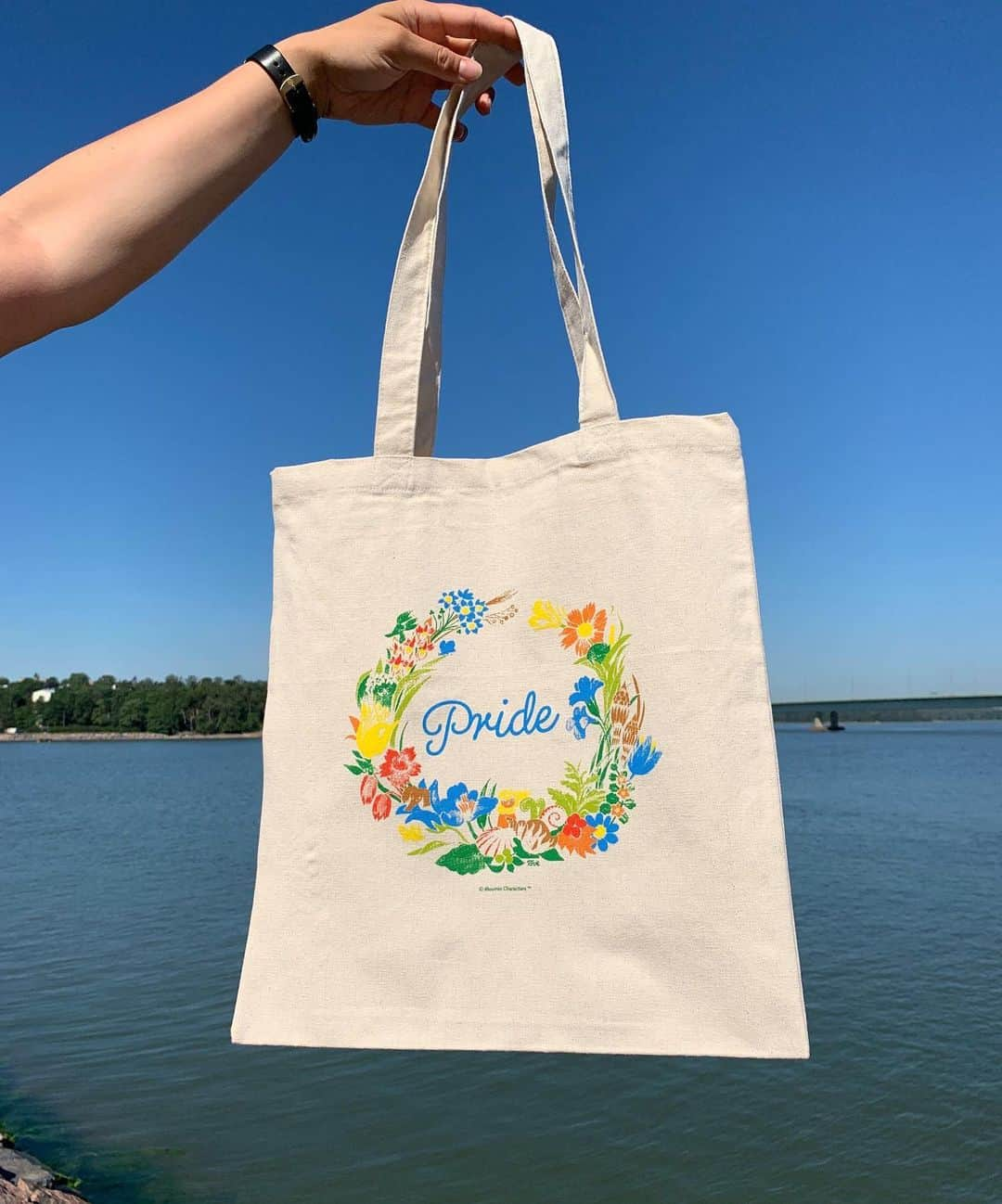 ムーミンさんのインスタグラム写真 - (ムーミンInstagram)「This beautiful bag based on Tove Jansson’s unique illustration from 1979 was made to support Helsinki Pride 🌈 Would you like a chance to win one? Comment #pride or ’🌈’ and you could be the one to win it. 😍 ❤️ The flower illustration on this Pride bag was originally printed on the cover of the album Tuulen Laulu by Humppaoravat, published by the legendary Finnish record label Love Records. This unique picture by Tove Jansson has never been used elsewhere. The bag will be sold only at Helsinki Pride, all proceeds will go to Helsinki Pride’s community and youth work. 💛 Read more about the queer themes that can be found in Tove’s art and life: https://moom.in/pride2019 (link in bio) 💚 The winners will be picked on Monday June 25th. moom.in/terms-moomin 💙 #moomin #moominofficial #pride2019 #pridehelsinki #arvonta #tävling #competition #helsinkipride #helsinkiprideyhteisö #workingwithpride #helsinkipridehouse2019」6月20日 19時52分 - moominofficial