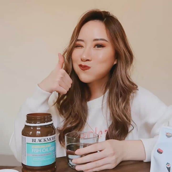 エリッサ・ヤマダのインスタグラム：「A new habit I've adopted since joining the 30s club: adding Fish Oil to my diet! 🐟💙 . Seperti yang udah aku mention di video, aku suka banget sama Blackmores Odourless Fish Oil yang merupakan sumber alami Omega 3 ini, karna sesuai nama nya, dia sama sekali NGGAK ADA bau amis, dan tekstur nya juga berupa soft capsule jadi gampang ditelan dan sangat nyaman dikonsumsi. 🥰  Aku juga selalu bawa Blackmores ini pas travel, karna kalian tau sendiri kan susahnya jaga makan kalau lagi jalan2 😭 Nah, dengan mengkonsumsi Blackmores ini, at least level kolesterol baik aku bisa ditingkatkan, jadi bisa lebih leluasa makan makanan yang mengandung lemak dan kolesterol jahat. 😹  Blackmores, Begin Better Every Day ✨ @blackmoresid #blackmores #ad」
