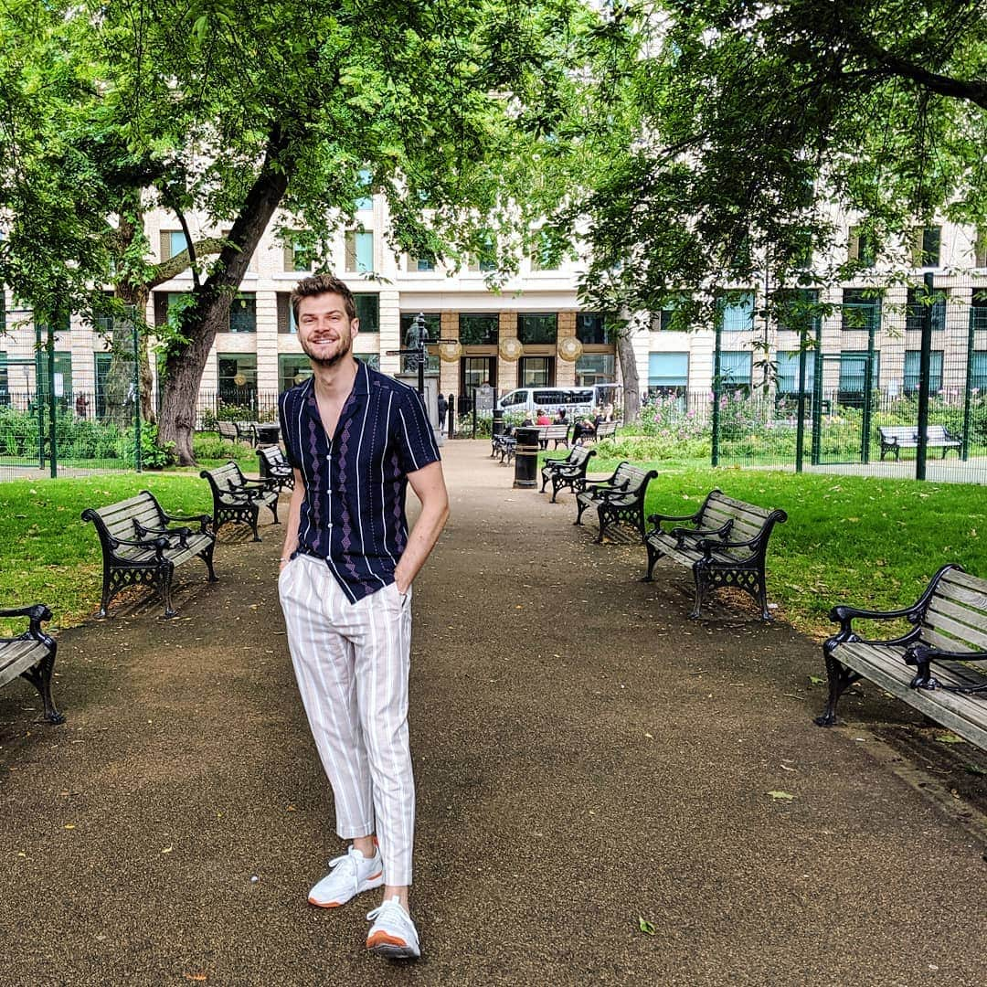 ジム・チャップマンさんのインスタグラム写真 - (ジム・チャップマンInstagram)「The sun is FINALLY out in London so I'm wearing all the patterns! How are you enjoying it?  Shirt and trousers, both @reiss #gifted」6月20日 19時55分 - jimchapman