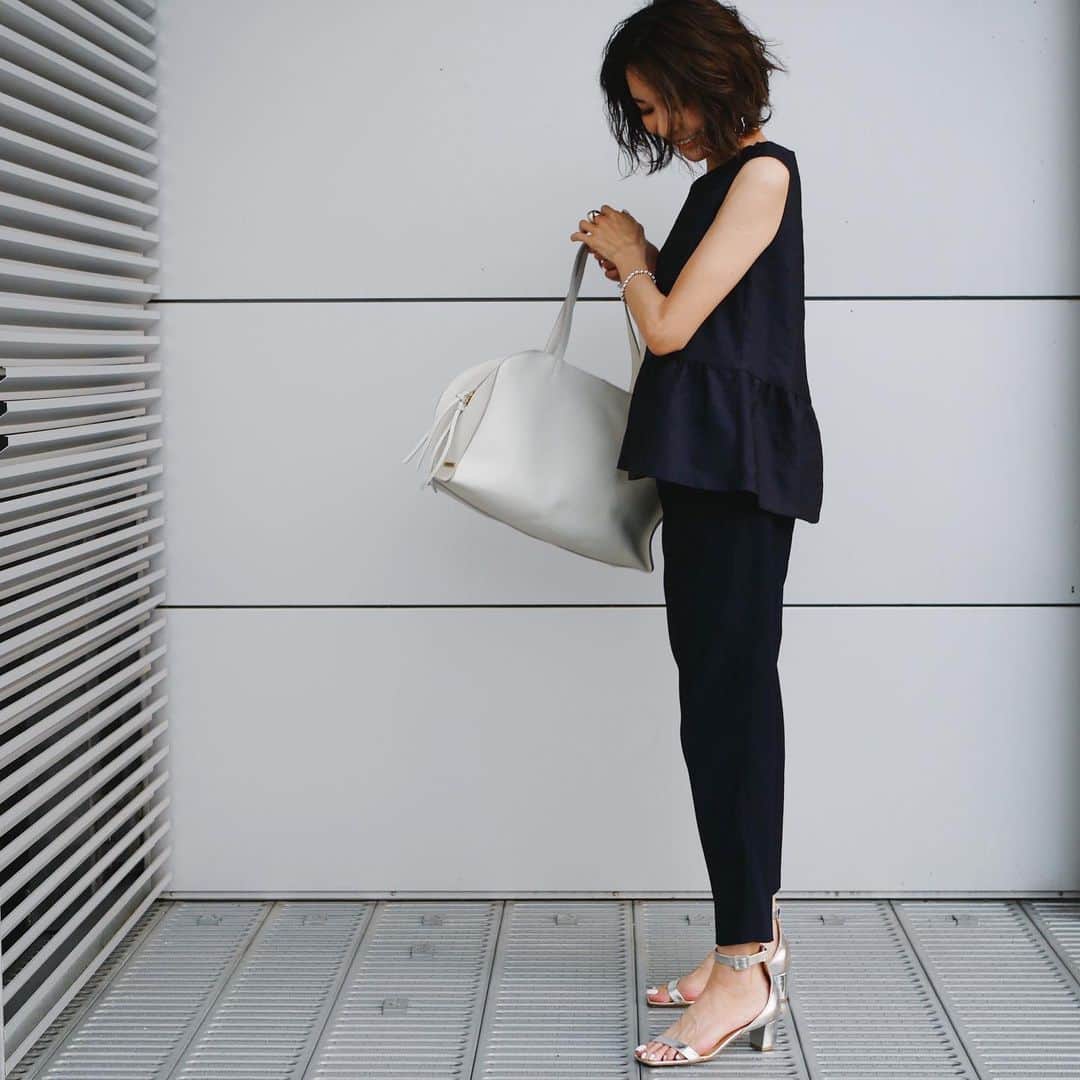 j.chikaさんのインスタグラム写真 - (j.chikaInstagram)「all navy + white + silver ✨﻿ ﻿ ﻿ @ilenn.official ﻿ 上下 ILENN. ❤️﻿ ﻿ パンツはセットアップの単品使いです﻿ ﻿ 本日6/20thu.20:00〜﻿ PRE SALE start 🎉﻿ ﻿ すでにSALEになっているアイテムに﻿ プラス、今から使えるアイテムが追加されます！﻿ （一部商品対象で30〜40%OFFになります）﻿ ﻿ 是非、 @ilenn.official プロフィール欄から﻿ サイトをご覧くださいね☺️﻿ ﻿ ﻿ ﻿ tops,pants…#ILENN.#イレン﻿ bag…#stellarhollywood @stellarhollywood﻿ sandal…#pippichic @pippichic_official﻿ ﻿ ﻿」6月20日 19時58分 - chikako.hongo