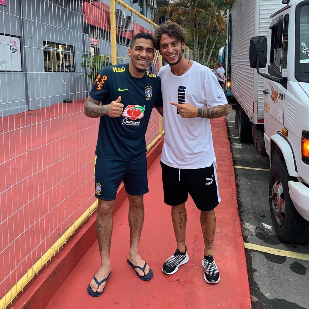 のインスタグラム：「Meu irmao @allanmarques91 🤙🏻💪🏻🇧🇷 #coppaamerica #brazil #salvador」