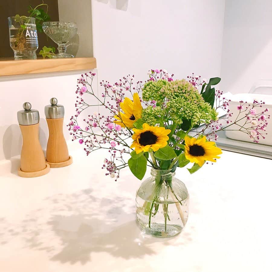 Bloomee LIFEさんのインスタグラム写真 - (Bloomee LIFEInstagram)「💐Bloomee LIFEのあるおうち🏠 🍳キッチン編 ・ お花があると、 お料理の時間もちょっと気分が上がる🌼 ・ つい散らかってしまいがちなキッチンも なんだか自然と整理整頓してしまいます✨ ・ きちんと片付いていると、 気持ちもすっきり🌿 ・ あなたもキッチンにお花を添えて、 上機嫌な暮らし、初めてみませんか🌸 ・ Special Thanks Photo by⠀⠀ @konoasa_i @kayo.home00 @pyokopyokop ・ --- #まいにちローズ 🌹---⠀⠀ タイムラインにバラを咲かせて、まいにち当たるミニブーケをもらおう！⠀⠀ ・⠀⠀ 知っていますか？6月2日はローズの日💓⠀⠀ ローズの日は、自然の恵みに感謝を示す、海外のバラ祭りが元になった記念日です。⠀⠀ 日本でも、バラが美しく咲くこの季節。⠀⠀ たくさんの人にお花の素晴らしさを伝えたい。⠀⠀ ・⠀⠀ バラの画像を投稿して、Instagramのタイムラインに咲かせることで、⠀⠀ お花の魅力を一緒に広めてみませんか？⠀⠀ ・⠀⠀ 詳しくは下記 or プロフィールトップのハイライトをチェック👌⠀⠀ ↓↓↓⠀⠀ ■プレゼント：#まいにちローズ で投稿した人の中から抽選で【まいにち1人にバラのミニブーケ】が当たる✨⠀⠀ ■参加方法：⠀⠀ ①@bloomeelife をフォロー⠀⠀ ②欲しい色のバラ画像を用意(キャンペーン公式ページで誰でも使えるオフィシャル画像を配布中)⠀⠀ ③#まいにちローズ #bloomeelife を付けて投稿⠀ ・⠀⠀ 当選者の方にはbloomee LIFE 公式アカウントよりDMにてご連絡させていただきます💌⠀⠀ ・⠀⠀ #bloomeelife#ブルーミーライフ#花のある生活#花好きな人と繋がりたい#おうち時間#花部#花写真#花が好き#花を飾る#暮らしを楽しむ#日々の暮らし#丁寧な暮らし#日々#お花のある暮らし#ナチュラル#素敵な休日#暮らしを整える#くらしのきほん#日々の暮らしを楽しむ#丁寧に暮らす#リノベーション#コーヒー好き#シンプルインテリア#シンプルな暮らし#キッチンリセット#ミニブーケ」6月20日 20時11分 - bloomee