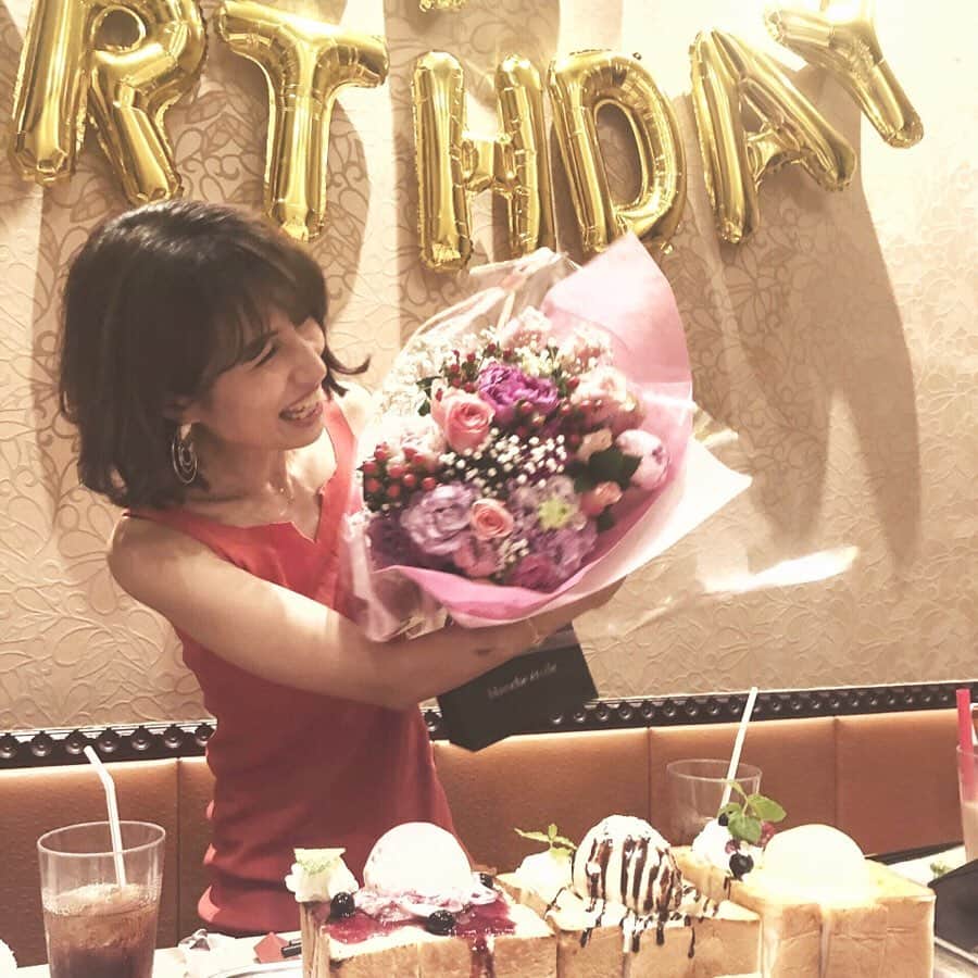 のインスタグラム：「先日、39歳の誕生日を迎えました！ (今日は長文になります。笑) . それはそれは、もう本当に、みんなのおかげで一生忘れられない日となり、このお礼と感謝をどう言葉にしたらいいのかわからない程の愛とあたたかさを貰いました(ToT)✨✨ . この日、まさかのメッセージ動画のDVDが流れた瞬間、涙涙！( ´༎ຶㅂ༎ຶ`) . みんなの活躍や、忙しさを知っているつもりなだけに、この時間をいつ作ってくれたのか、どうやって言葉考えてくれたのかな、録り直したりしてくれたんだろうな、とか、とにかく時間を割いてくれたこと、 あの子は一人で動画だなんて照れただろうな、とか一人一人の場面ごとに、それぞれとの思い出含めて、相手のこと考えるだけでもう何回観ても涙！！ (ちなみに今これ打ってても泣いてる😭笑) データも送ってもらえたので、携帯でもすでに何回も観てます🥺💕 . このDVDと相方が描いてくれた絵は棺に入れてもらうと即座に決めました。笑 娘、頼んだよ！笑 . 涙あり笑いあり、大物スペシャルゲストあり😂😭🙏、本当に最高でしかない、愛が沢山詰まった宝物ができました。 . 大変だったであろう頑張ってくれた相方 @izumisudo 、当日ギリギリまで協力してくれたというまりちゃん @nail_marimari 、作ってくださったまりちゃんのお友達、本当にどうもありがとう。😢🙏💕 . そして忙しい中来てくれたみんな、メッセージを撮ってくれたみんな、そして最愛のパートナー、娘、ばば、 本当に本当に、どうもありがとう！！！🙇‍♀️🙇‍♀️💕✨ . 朝からLINEやメッセージ、DMをくれたみんな、思い出してくれて本当にありがとう！！😢🙏❤️💋 . . だいすき。 #lovemyfriends #love #❤️ #specialthanks  @izumisudo @nail_marimari  @ayamirik @keikomasuyama @shoko_inoohka @naokosasaguchi @senastargram  @nanakofujisaki @himecyan  @ichimaki0407 @mayu_hirose_mayu  @kanako_marjoram  @maori_yasuhara  @omiho034  @lilyshandmade @megu_hara.comerin  @ericodoiji  @mika_juicyeye_  @shun_t_0917 ❤️💋❤️💋❤️💋❤️ #コンビ愛 #幸せすぎる #ありがとう #39歳 #サンキューイヤー #めいっぱい感謝を伝えていくぞ！」