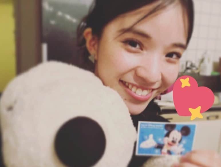 のインスタグラム：「いつも仲良くしている親友達から、 お誕生日にディズニーのチケットを もらったんです💕  すごく嬉しくてルンルンだったんですが、 "LINE見てみて👀！"と 言われてグループLINE見たら 皆がチケットを持っている 写メが送られてきてて😭  ほんっっっとに嬉しかった…  2枚めの写メは今、 携帯の待ち受けです🥰  皆ほんとうにありがとう😭 大好きだよー！！！！！」