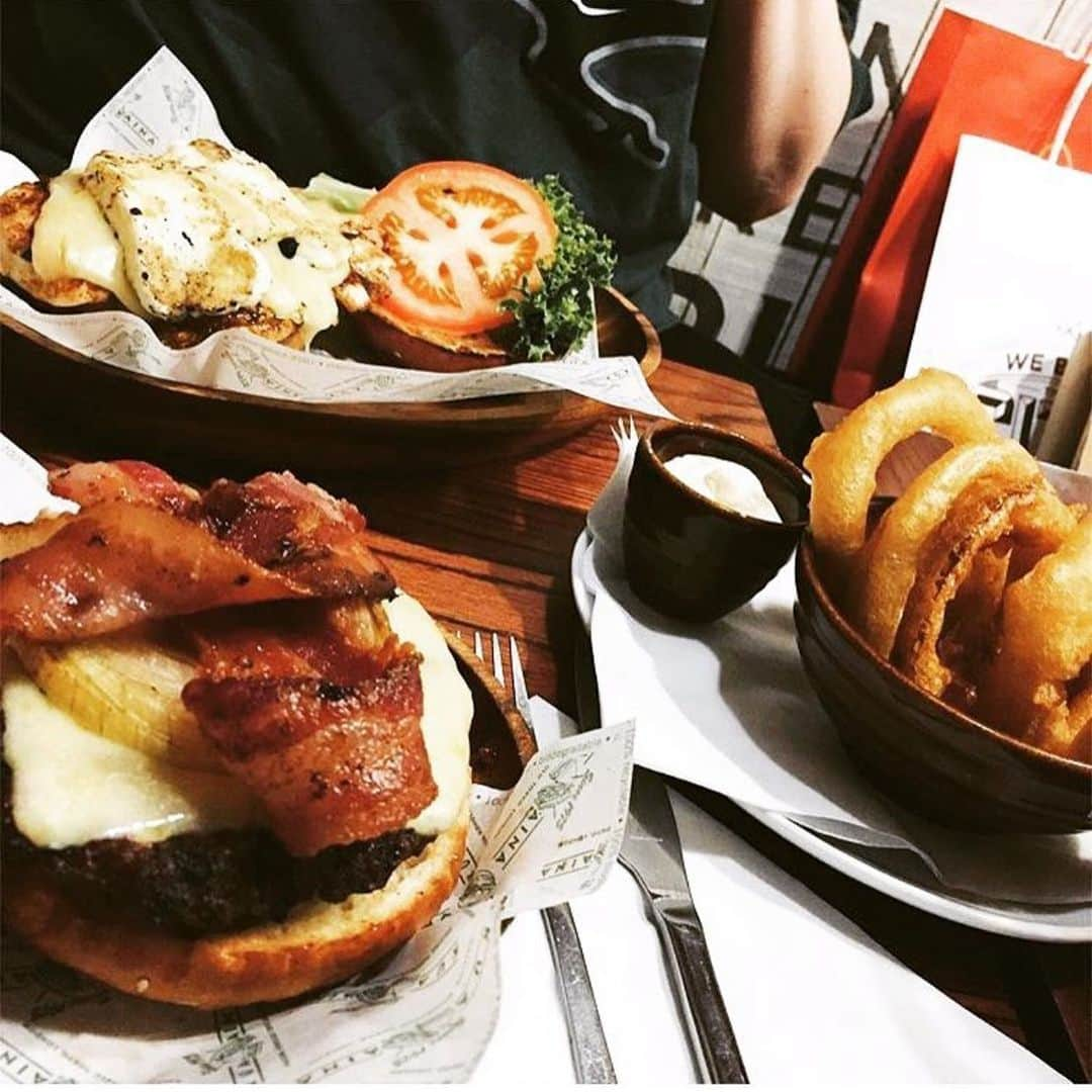 Kua 'Aina UKさんのインスタグラム写真 - (Kua 'Aina UKInstagram)「Bacon and cheese burger, Halloumi and rosemary Chicken burger and a side of onion rings. #heavenonearth  Mahalo #alohafan!」6月20日 20時06分 - kuaainauk