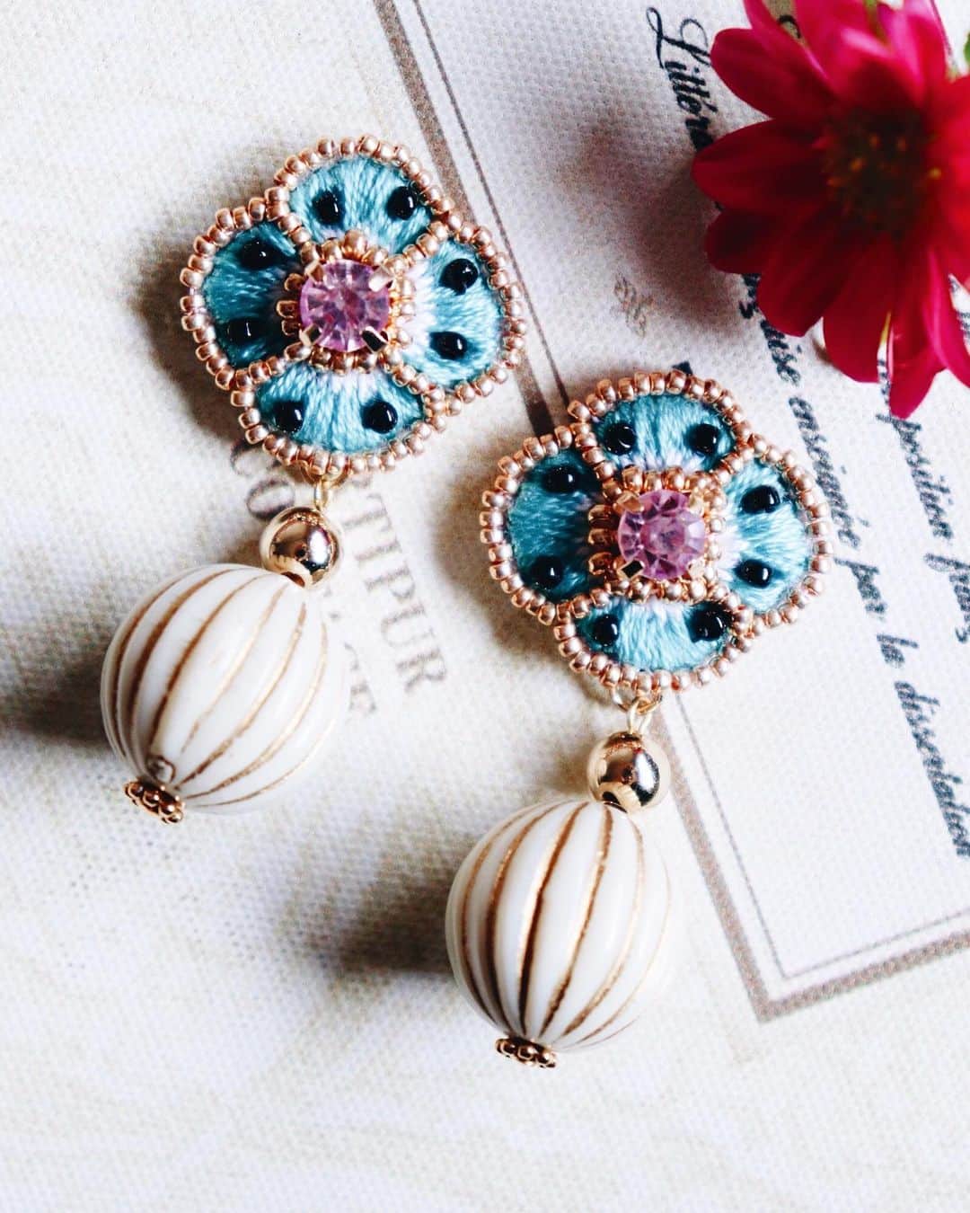 handmade shopのインスタグラム：「7月の販売にむけ制作中です🌸﻿ ﻿ 少しずつ出来上がってきました😊✨﻿ ﻿ ﻿﻿﻿ ﻿﻿﻿ 🌱online shop販売会 7月予定﻿﻿﻿ 🌱7/20.21 creema hmj (ビッグサイト)﻿﻿﻿ ﻿﻿﻿ ﻿﻿﻿ ﻿﻿﻿ #クスクスミスチーフ#花」