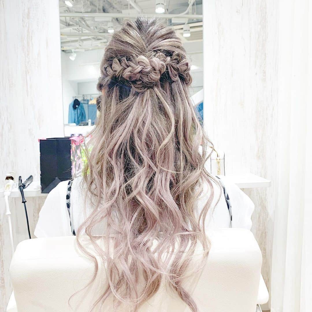 アンジェリカのインスタグラム：「今日のヘアアレンジ👸💖 @shuu.1989  #エクステ #ヘアアレンジ#カラー #可愛い」