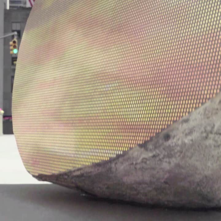 のインスタグラム：「Don't miss the chance to see Sarah Sze’s “Split Stone (7:34)” (2018), on view through June 28 at Rockefeller Center in New York, as part of Frieze Sculpture.  Opened like a geode, each half of the natural boulder in “Split Stone (7:34)” reveals a sunset sky embedded in its flat surface, alluding to "gongshi" (scholar’s rocks) and the heavenly firmaments of Renaissance paintings. Learn more via the link in our bio. __________ #SarahSze #RockefellerCenter #Gagosian @rockcenternyc @friezeartfair  Artwork © Sarah Sze. Video: @pushpinfilms」