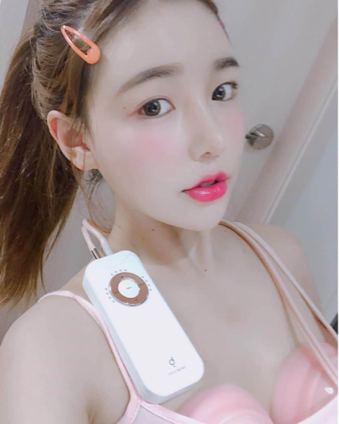 hyeriのインスタグラム：「블링붑스입는시간~~💕 요즘 여름이라 몸매관리특히 신경더써야합니당!!! 기계를 통해 확대와탄력2개를 동시에 관리해주고 여성 가슴 질병들을 예방할수 있는제품이라 싱기싱기🙈🙈 꾸준히 기계를통해 관리해야지!! #블링붑스 #블링붑스입는시간 #겟잇뷰티가슴마사지기 #롯데홈쇼핑가슴마사지기 #가슴마사지기 #가슴관리 #가슴탄력 #가슴볼륨 @blingboobs」