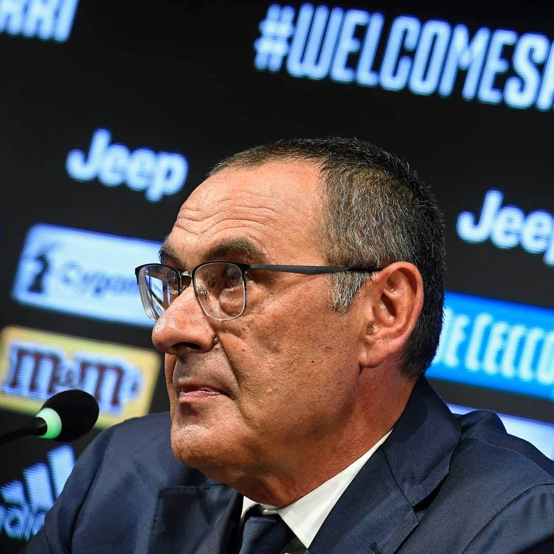 ユヴェントスFCさんのインスタグラム写真 - (ユヴェントスFCInstagram)「⚪⚫ Maurizio Sarri officially unveiled as a bianconero coach. #WelcomeSarri」6月20日 20時15分 - juventus