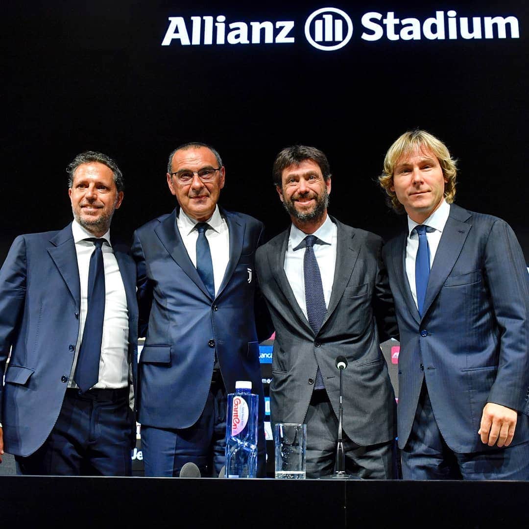 ユヴェントスFCさんのインスタグラム写真 - (ユヴェントスFCInstagram)「⚪⚫ Maurizio Sarri officially unveiled as a bianconero coach. #WelcomeSarri」6月20日 20時15分 - juventus