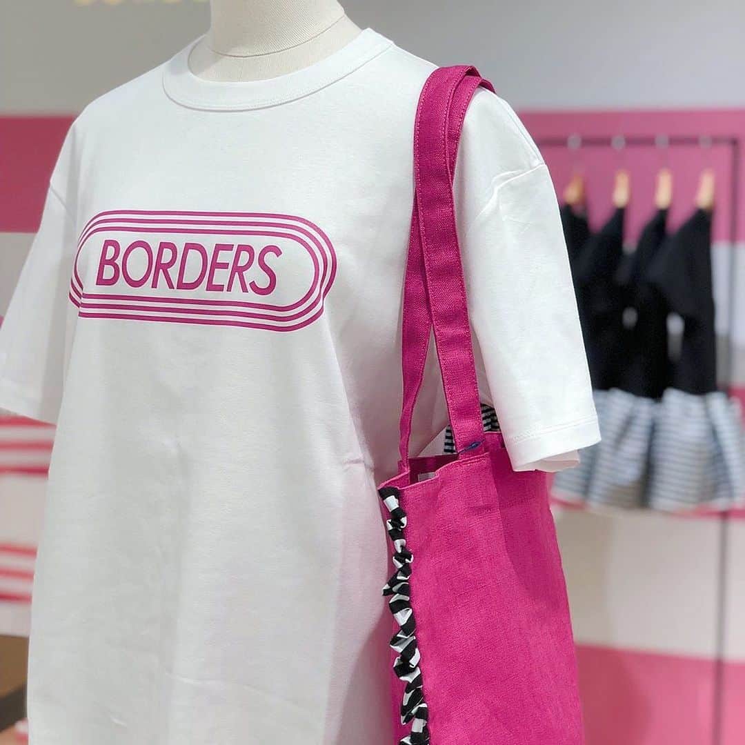 BORDERS at BALCONYさんのインスタグラム写真 - (BORDERS at BALCONYInstagram)「#popup のためにデザインした限定の #pink #logotee とPink #tote がとても可愛いです。  数量限定で、残りわずかですので、皆様是非お早めに #名古屋髙島屋 お越しください‼﻿ デザイナーの柴田も明日の夜に店頭に立ちます！InstagramのLIVEもやりますので、皆様ぜひ見てください‼﻿⠀ ﻿⠀ ﻿⠀ ﻿⠀ ﻿」6月20日 20時29分 - bordersatbalcony_official