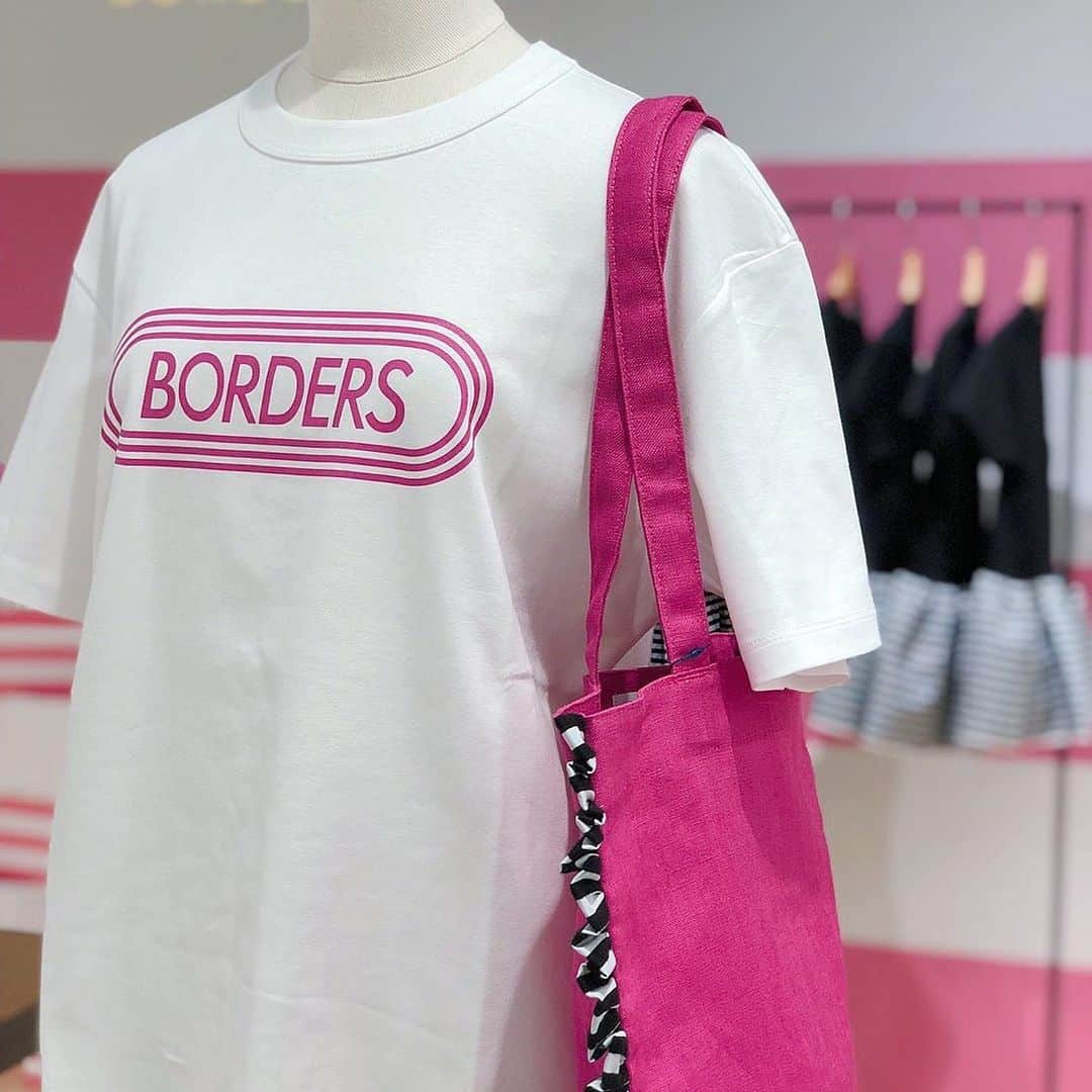 BORDERS at BALCONYのインスタグラム：「#popup のためにデザインした限定の #pink #logotee とPink #tote がとても可愛いです。  数量限定で、残りわずかですので、皆様是非お早めに #名古屋髙島屋 お越しください‼﻿ デザイナーの柴田も明日の夜に店頭に立ちます！InstagramのLIVEもやりますので、皆様ぜひ見てください‼﻿⠀ ﻿⠀ ﻿⠀ ﻿⠀ ﻿」