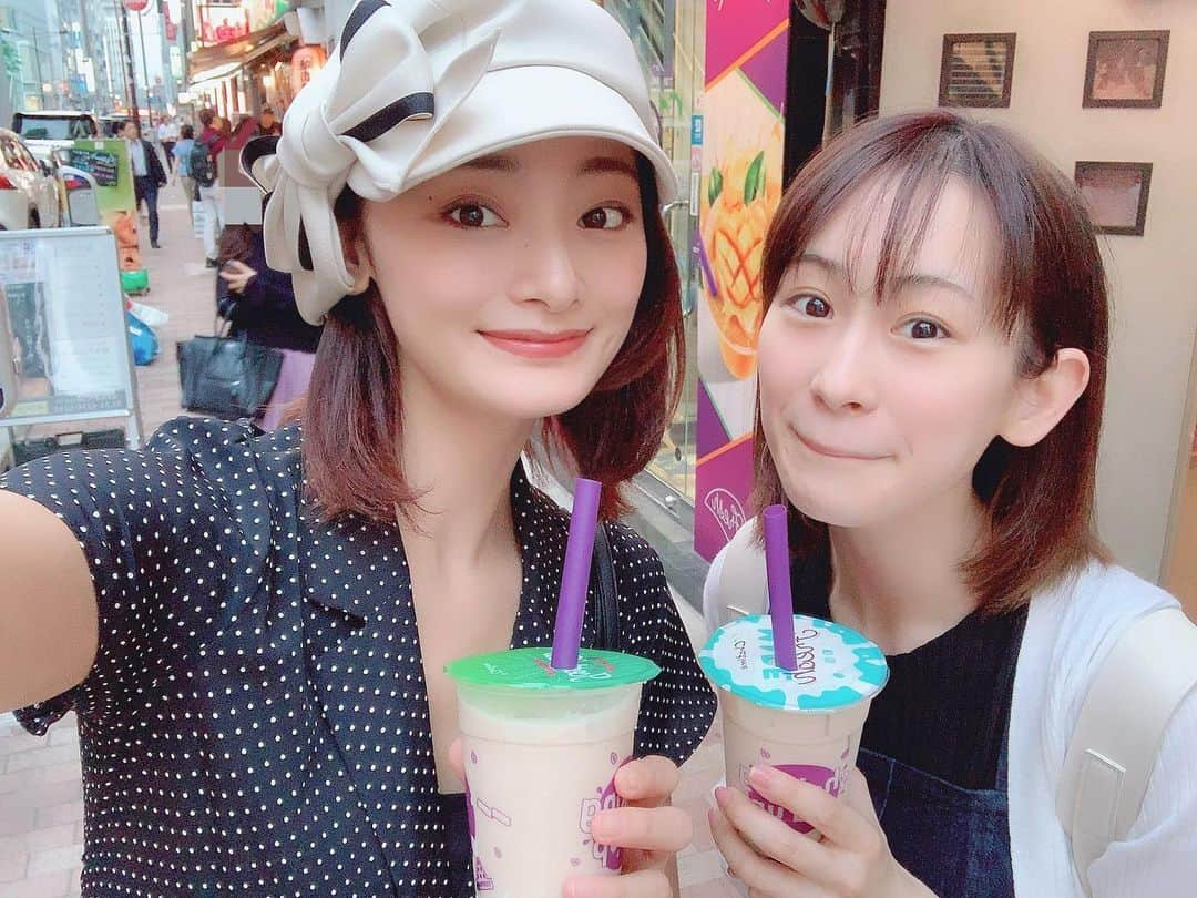 内田美麗（麗奈ゆう）さんのインスタグラム写真 - (内田美麗（麗奈ゆう）Instagram)「今日は一回公演だったので✨ れいかちゃんとご飯に行きました🍝🥰🍝 パスタ盛り盛り食べました🍝🍝🍝🍝🍝🍝❤️❤️❤️❤️❤️❤️ その後は久々のタピオカ🤣❤️❤️ Chatime行ったよ〜❤️❤️❤️ 沢山食べてお話して今はお風呂でのんびりしてます♨️♨️♨️♨️ この写真、美麗お姉さんぽくて、 れいかちゃん妹っぽい🤣🤣 れいかちゃんきゅるるんてしてて可愛いっ🥰🥰❤️❤️❤️ そういえば、音楽学校時代にれいかちゃんのことをお姉ちゃんって呼んでて笑 組配属になったばかりの時にお稽古場でお姉ちゃんって呼んだら上級生に姉妹なの？って聞かれて笑 れいかちゃんが咄嗟に違いますっっ！！！て言ってたのを思い出した🤣🤣 昔からしっかり者のれいかちゃん✨ 美麗もしっかりしなきゃ🥺✨👍👍👍👍👍 明日も公演頑張ろうっ☺️☺️☺️✨✨✨✨✨ #エリザベート#エリザ#愛希れいか#ちゃぴ#れいかちゃん#美麗#95期#タピオカ#チャタイム」6月20日 20時22分 - miretan29