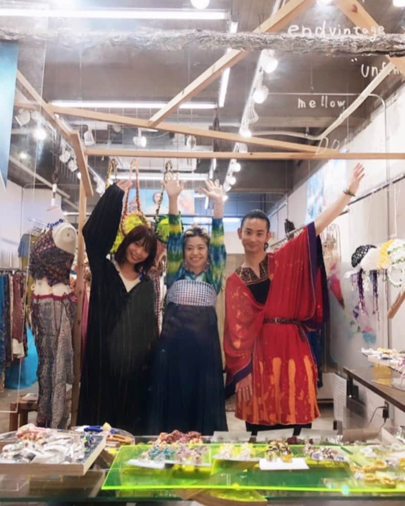 のインスタグラム：「まったねー！！！！👋👋👋 . . mellow🤝an/eddy 🤝endvintage . . 愛媛松山 @iaaam_matsuyama 一週間のポップアップありがとうございました！ 直接お店でお話できた皆さま本当に嬉しかったです！ 作品と店頭で出会ってくださった全ての方に感謝いたします💓 ポップアップしてよかったです！  作品の一部はお店のオンラインショップで販売開始したみたいですよ。🧐. . . 今後のコラボの展開先などまたお知らせしまーす💓 (関西、、、、、)お楽しみに😉 . . .」