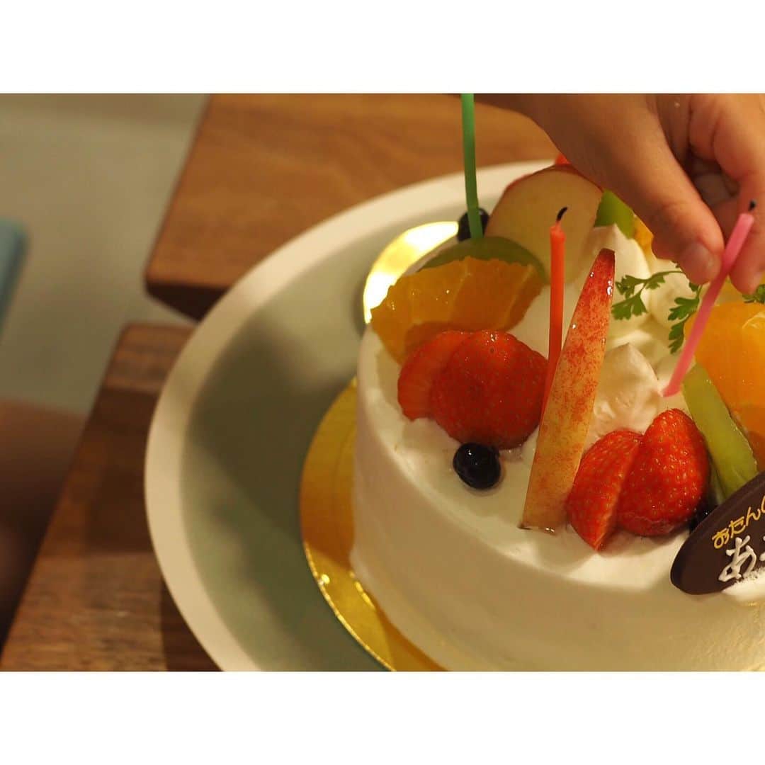 yuki さんのインスタグラム写真 - (yuki Instagram)「. . 次女５歳のお誕生日。 . パーティーメニューはいつもと同じ😂 . 作り慣れているパーティーメニューは安心して食べられるので同じでも良しとしました🤭♡ . 私は白ごはんを我慢して、ケーキをがっつり食べました🎂 . . #目玉のチーズフォンデュ #チキンのトマト煮込み #生ハムサラダ #にんじんラペ #スープは市販のもの . . お誕生日プレゼントはまさかの箱がつぶれていて💦 . おうちのカゴに、布を切って作った即席リボンを結んだ簡易ラッピングにして渡しましたが . お姫様なプレゼントがうれしすぎて、ラッピングは全く気にしない様子の次女でした👑 . . まだまだ赤ちゃんみたいにグズグズして、もーー！💦となることもたくさんありますが . 朝５歳になりたての寝顔を見ていると 『生まれてきてくれてありがとう』の気持ちで胸がいっぱいになりました✨ . でもまた起きてきてすぐにグズグズ言われて、その気持ち一瞬で忘れそうになりましたが😂💦 . . あっという間の５歳。 これからものんびりすくすく育ってくれますように✨ . . #こどものいる暮らし #誕生日ご飯 #チーズフォンデュ #お誕生日おめでとう」6月20日 20時25分 - yuki_00ns