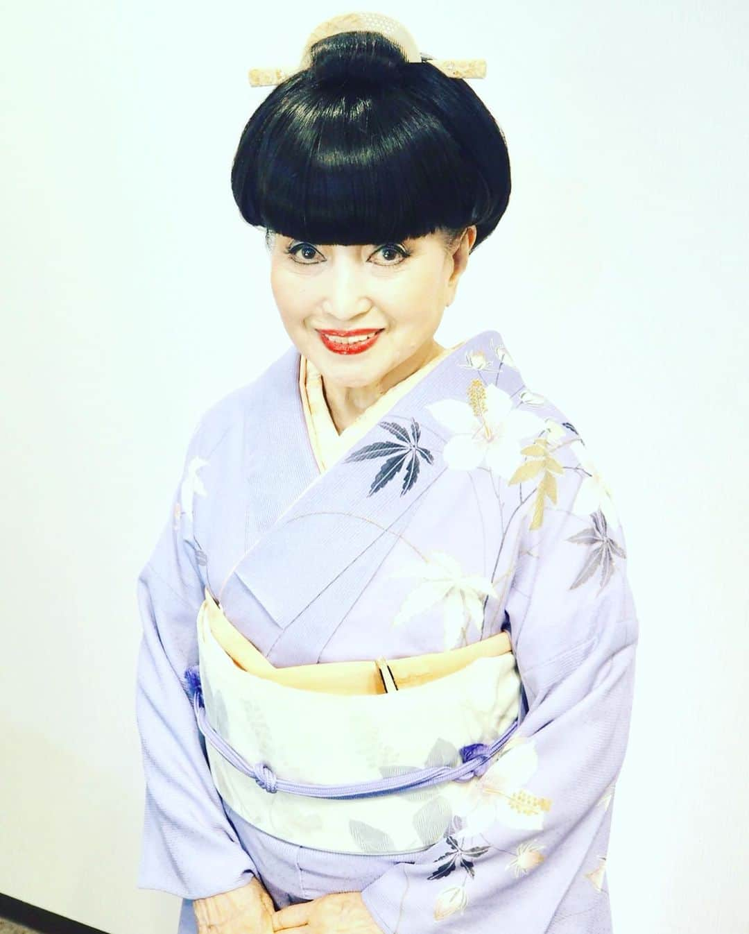 黒柳徹子さんのインスタグラム写真 - (黒柳徹子Instagram)「今日は、「日立 世界ふしぎ発見！」本番2本です。 薄紫色のお着物は絽で、鉄仙(てっせん)の柄、久保田一竹先生の友禅です。 黒地のお着物は、波御所解、夏花尽くし模様、絽の振袖です。」6月20日 20時25分 - tetsukokuroyanagi