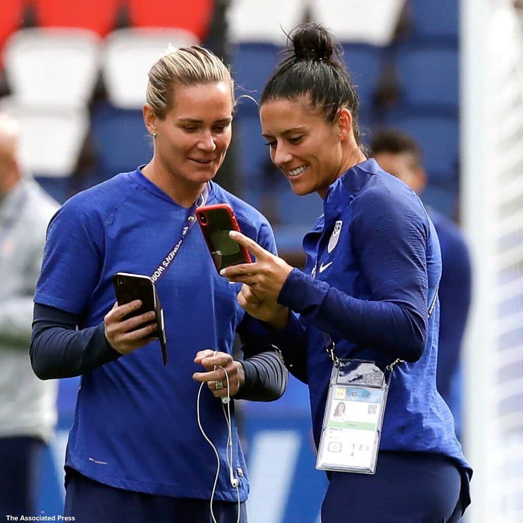 ABC Newsさんのインスタグラム写真 - (ABC NewsInstagram)「"It's really nice to be able to share this moment with her and to make these memories with her": The tie that binds U.S. defender Ali Krieger and American goalkeeper Ashlyn Harris is among the strongest at the World Cup. They got engaged last year and are planning a December wedding. #soccer #couple #worldcup #engagement #relationship #womeninsport #sport」6月20日 20時36分 - abcnews