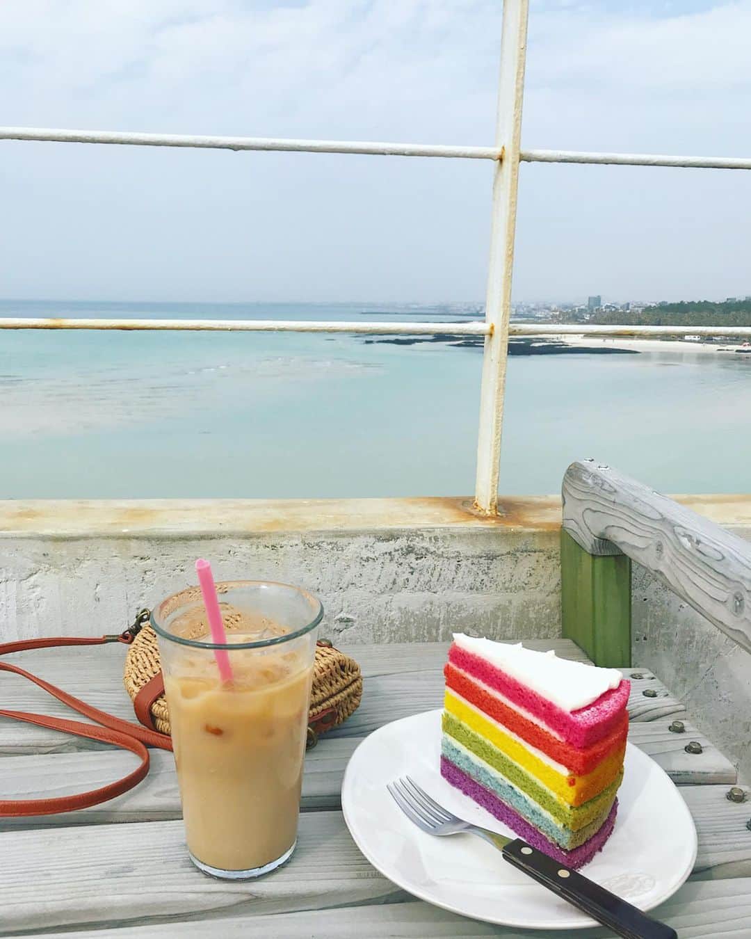 江野沢愛美さんのインスタグラム写真 - (江野沢愛美Instagram)「今月号のノンノで行かせてもらいました、チェジュのオフショ。 少しずつ載せていきますね！ まずチェジュ島はエメラルドグリーンの海☺︎ 海ではカフェに行ったり、透明カヤックに乗ったりしました〜😳 怖かったけど乗ってみたら楽しかったです😂 このケーキまさかのチーズケーキで美味しかった😂 #チェジュ島 #チェジュ」6月20日 20時37分 - enosawa_manami