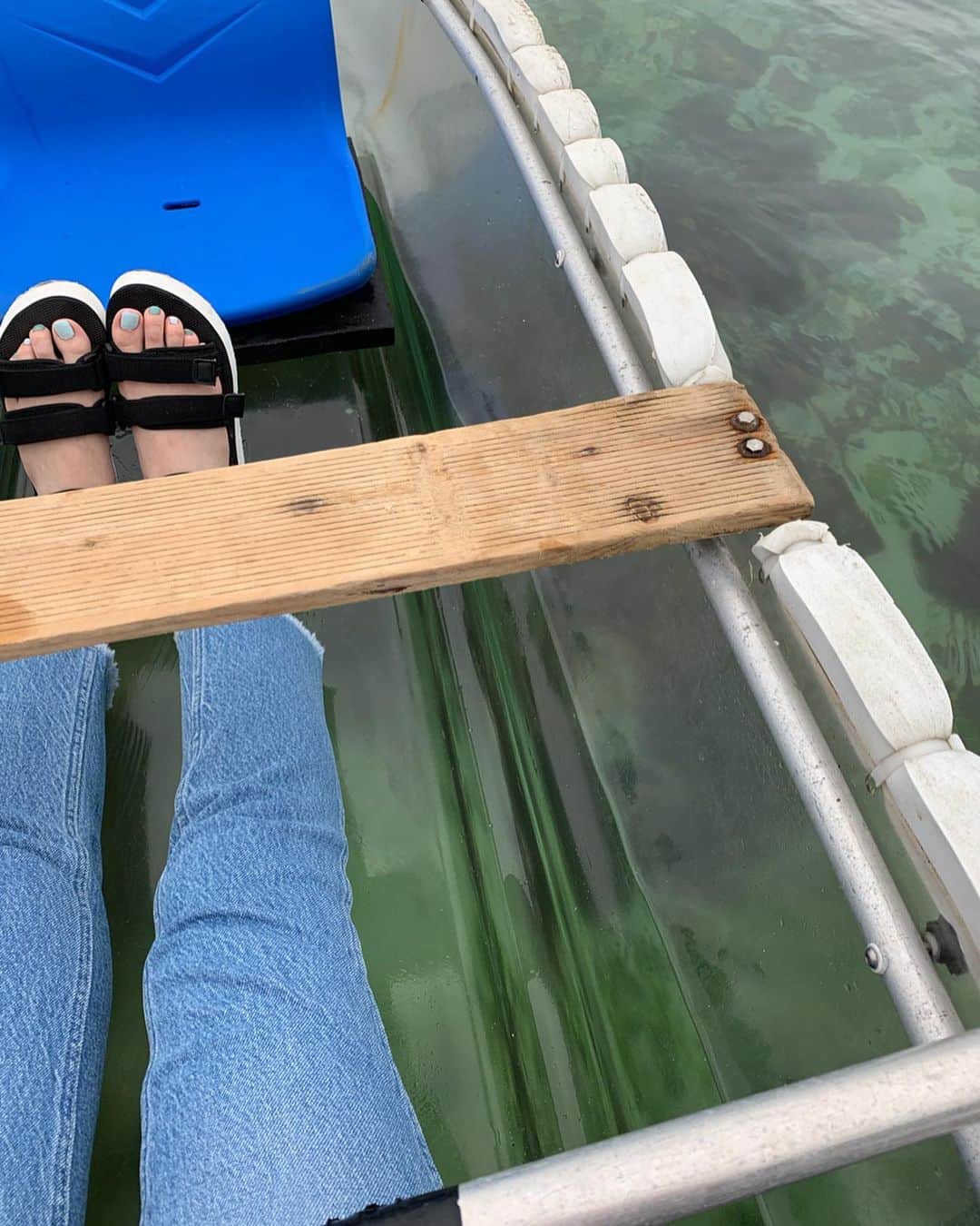 江野沢愛美さんのインスタグラム写真 - (江野沢愛美Instagram)「今月号のノンノで行かせてもらいました、チェジュのオフショ。 少しずつ載せていきますね！ まずチェジュ島はエメラルドグリーンの海☺︎ 海ではカフェに行ったり、透明カヤックに乗ったりしました〜😳 怖かったけど乗ってみたら楽しかったです😂 このケーキまさかのチーズケーキで美味しかった😂 #チェジュ島 #チェジュ」6月20日 20時37分 - enosawa_manami