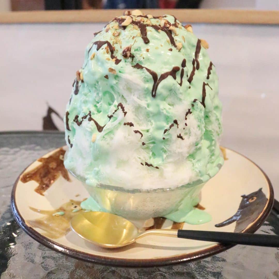 Kayoのインスタグラム：「🍧 今日はペパーミントの日🌱 なのでチョコミント氷いただきました。 はぁもぅ美味しすぎ♡ 🍧 🍧 去年初めてこちらのお店に来た時から、かき氷の美味しさとこのうさぎさん達にきゅんきゅんしております♡」