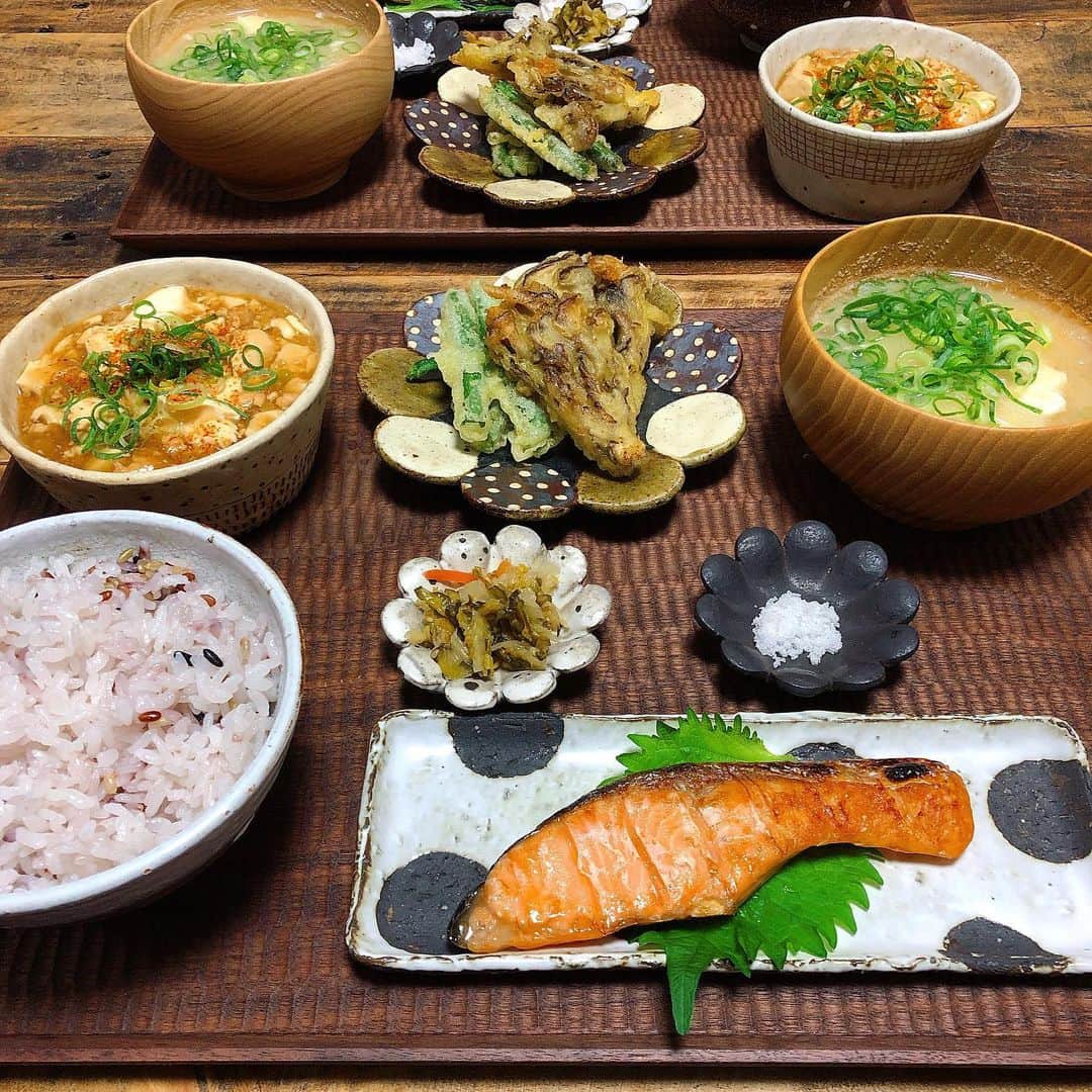 chaako ちゃあこのインスタグラム：「2019.6.20 * * 今日の晩御飯٩(๑❛ᴗ❛๑)۶ * ＊鮭の塩焼き ＊舞茸といんげん豆の天麩羅 ＊和風麻婆豆腐 ＊お漬物 ＊落とし卵のお味噌汁 ＊雑穀米入りごはん * でした(๑´ڡ`๑) * 使わなきゃいけない大きな豆腐があったので、鶏ミンチで和風麻婆豆腐にしました。 * これ作るの久しぶり(๑′ᴗ‵๑) * あとは祖母の畑で採れたインゲン豆が届いたので、舞茸と共に天麩羅に。 * 暑い日に天麩羅を揚げるのは地獄だわー( ꒪Д꒪) * 天麩羅はお塩で♡ * * *」