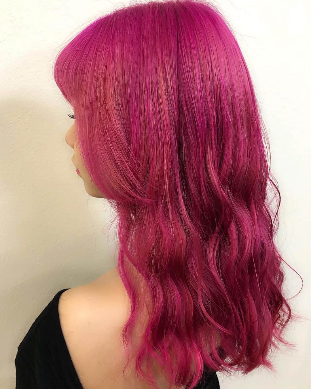salon PRATiNO(サロンプラチノ)のインスタグラム：「. 💗ピンクカラー💗. . ピンク×巻きヘアで女の子らしさMAX❣️❣️ 濃いめにピンクを入れることで ゆっくりと色落ちを楽しめます❣️ 色落ちすると淡いピンクになっていくので さらに可愛いですよ💗💗 夏は是非、派手髮で思い出沢山作りましょう⭐️ . . 【CLAVIS PRATINO】 ◇月曜日～土曜日 11:00～20:00 ◇日曜日 11:00～18:00 ※時間外はお問い合わせください。 愛知県名古屋市中区錦3-4-19石垣ビル７Ｆ ☎︎052-962-7017 . . #hairstyle #hair #cornrow #clavispratino #pratino #hairsalon #FIBREPLEX #nagoya #haircolor #love #特殊ヘア #ブラックヘア  #コーンロウ #ブレイズ  #派手髪 #ヘアカラー  #外国人風カラー#バレイヤージュ #グラデーション  #美容室 #ヘアサロン #クラビスプラチノ #名古屋 #栄 #錦」