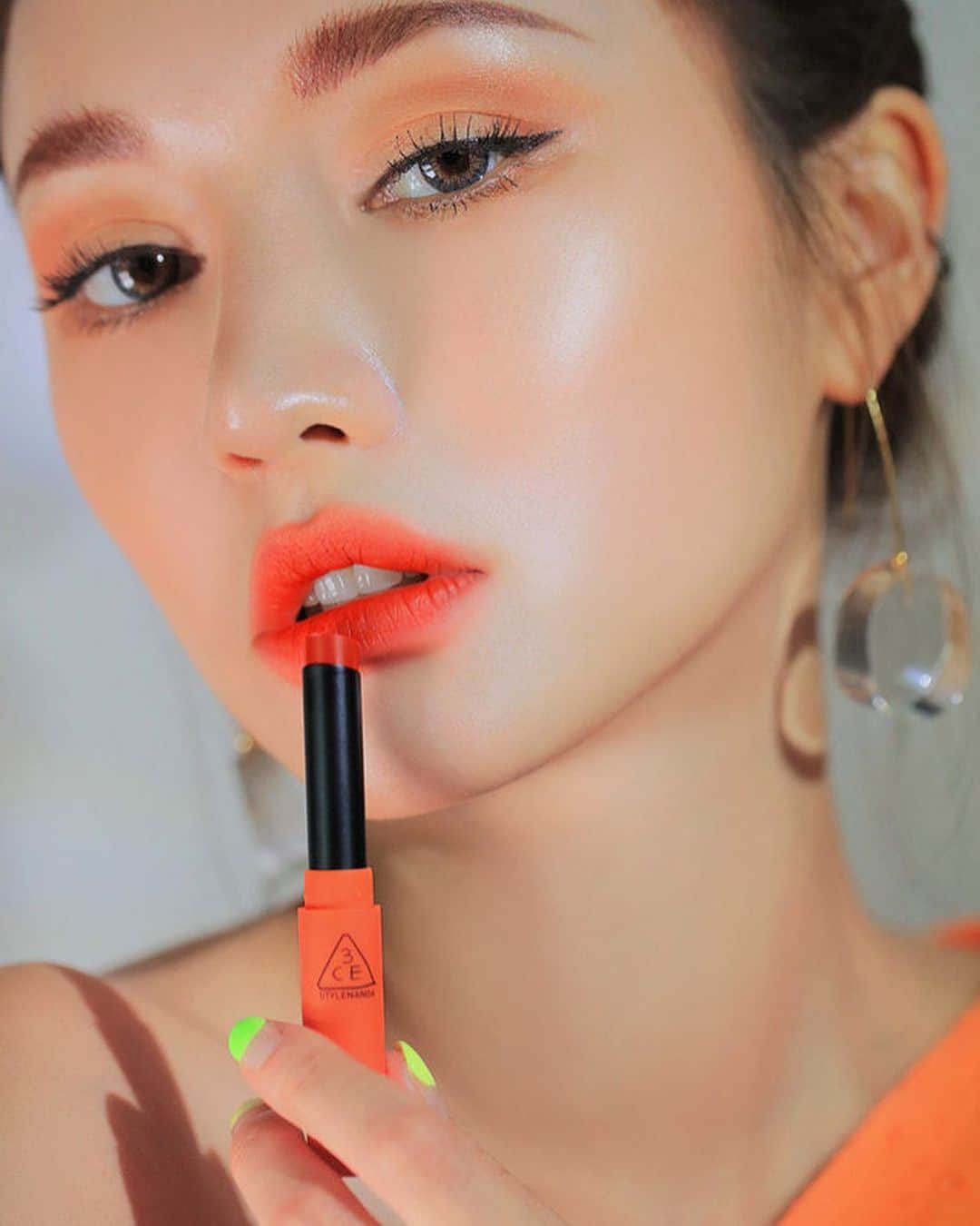 3CE Official Instagramさんのインスタグラム写真 - (3CE Official InstagramInstagram)「3CE SLIM VELVET LIP COLOR #LAZY_BAY 클래식한 브라이트 톤의 재해석, 오직 3CE에서만 만나볼 수 있는 브라이트 블러디 오렌지🧡 #3ce #3cestrangerlights #neon」6月20日 20時40分 - 3ce_official