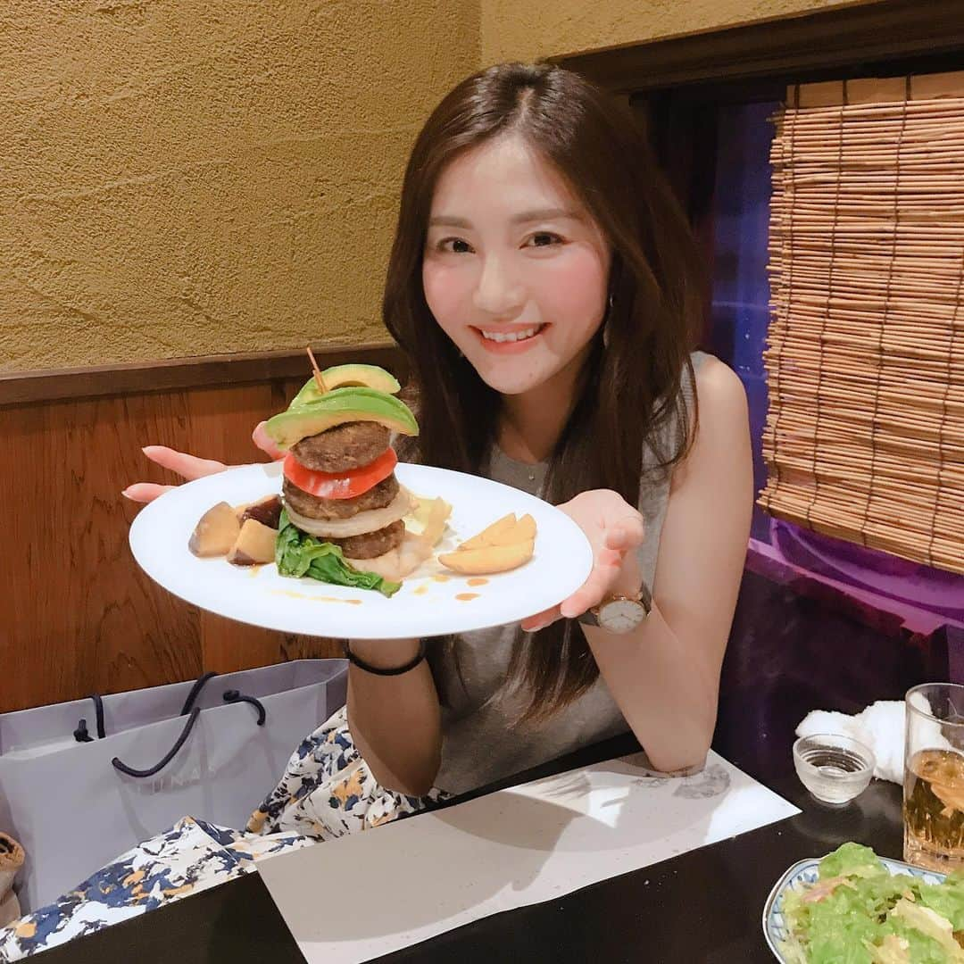 佐藤美央里のインスタグラム：「仕事でお世話になってる方々と日本酒友の会🍶 美味しいお料理もいただいてます🤤💕とりあえず今、４種目＼(^o^)／ #日本酒 #日本酒女子 #居酒屋これから #楽しい夜 #作 #九頭龍 #北島 #飛露喜」